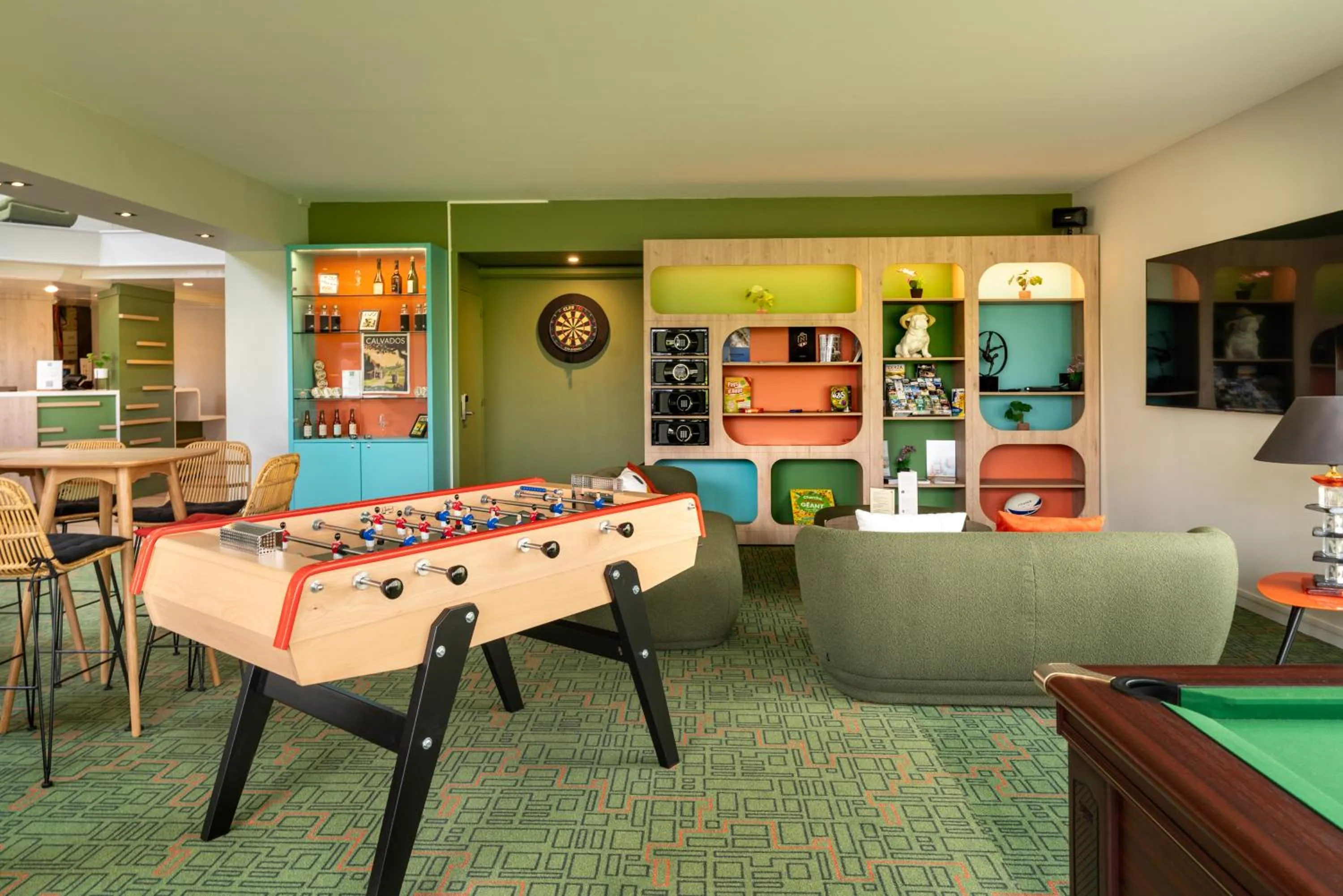 Lounge or bar in Ibis Styles Lisieux Normandie