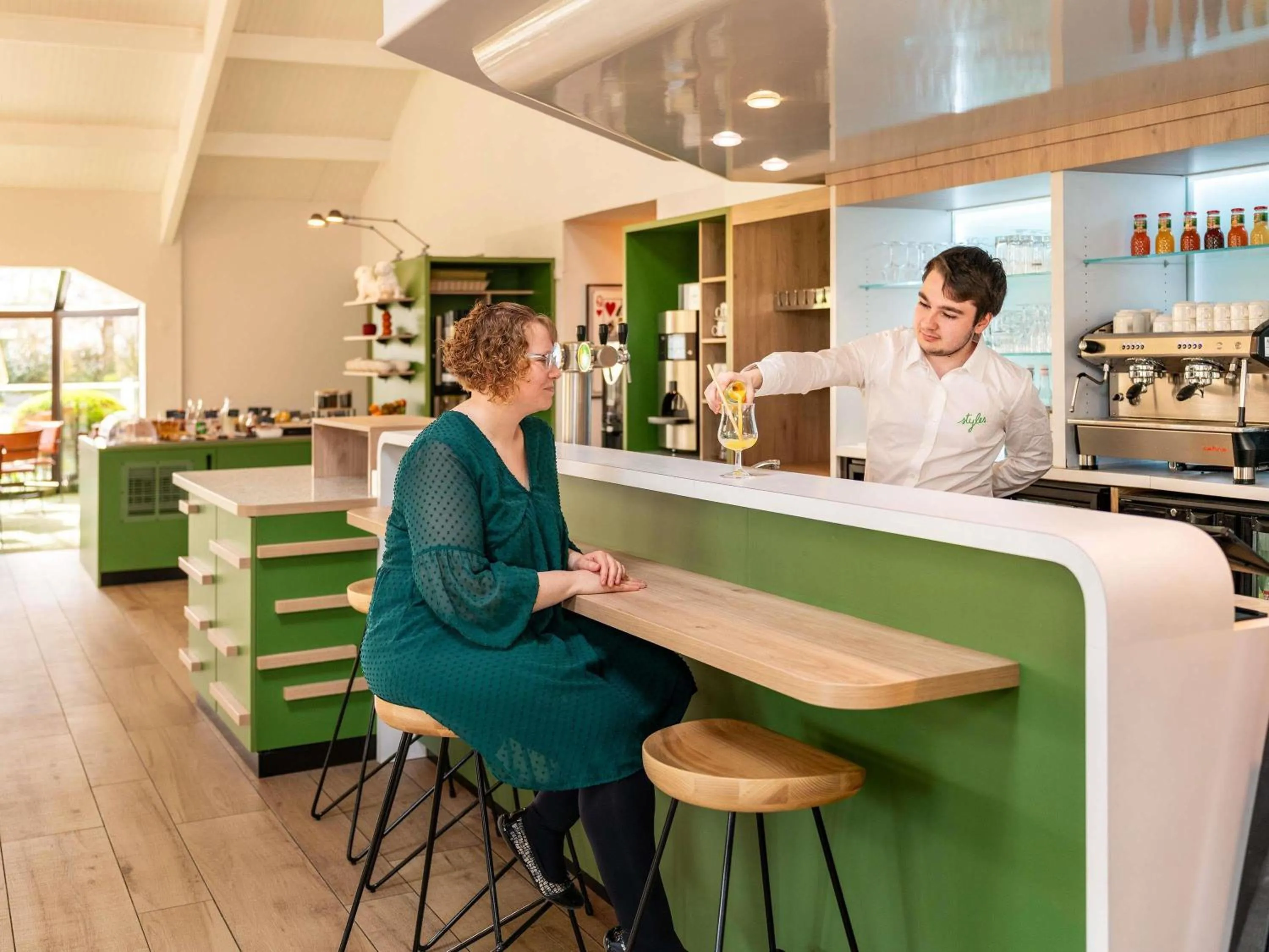 Lounge or bar in Ibis Styles Lisieux Normandie