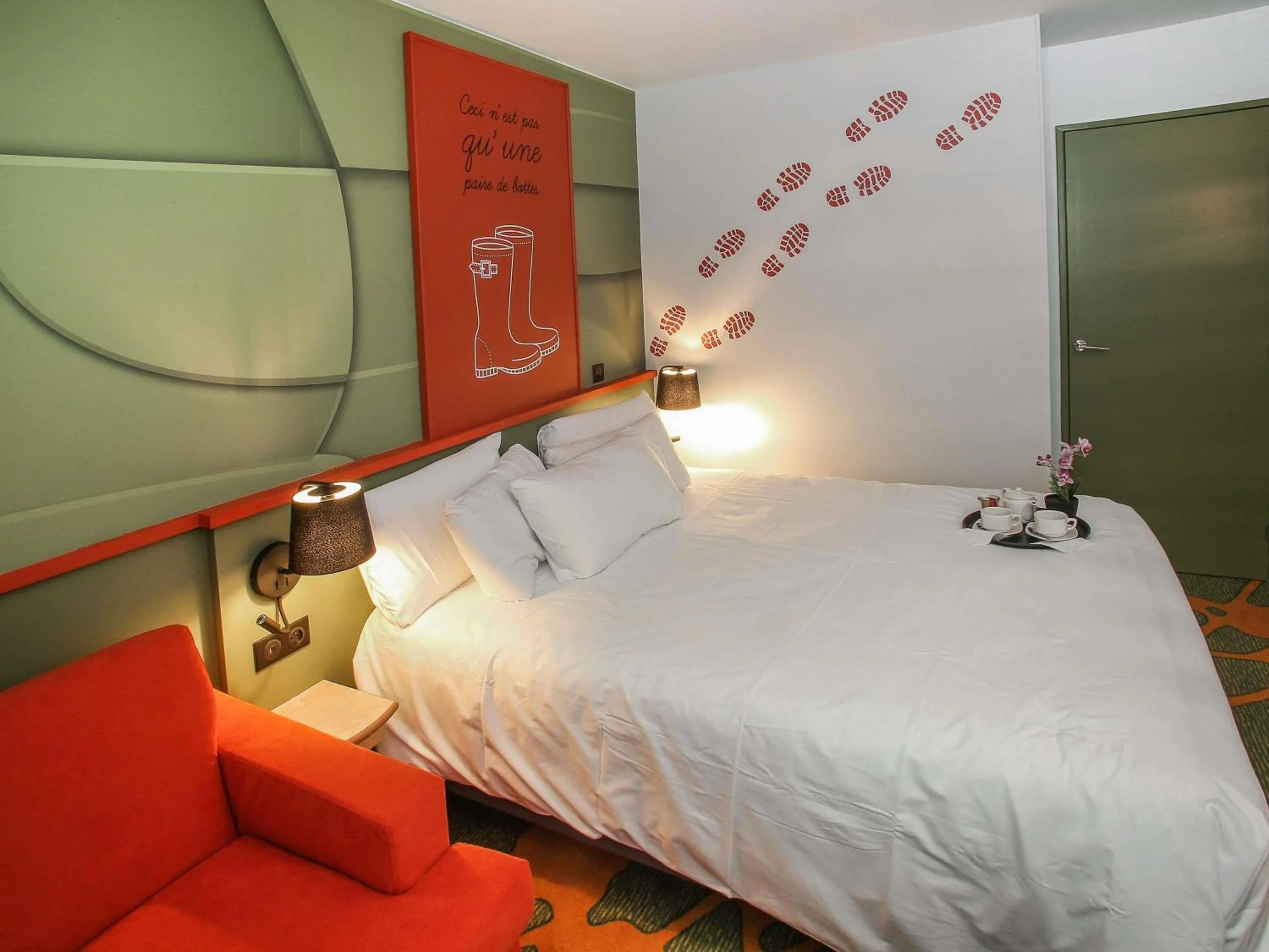 Bedroom, Bed in Ibis Styles Lisieux Normandie