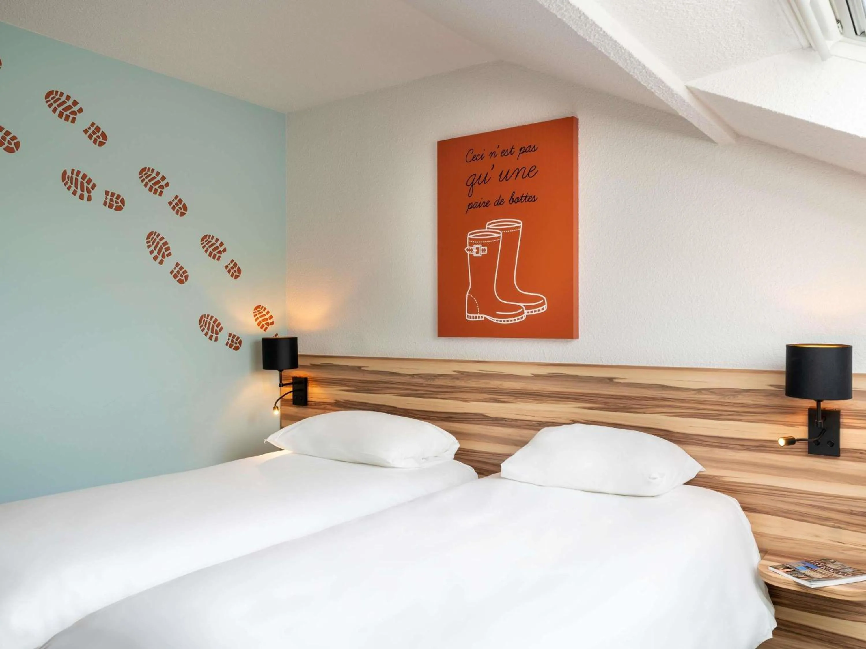 Bedroom, Bed in Ibis Styles Lisieux Normandie