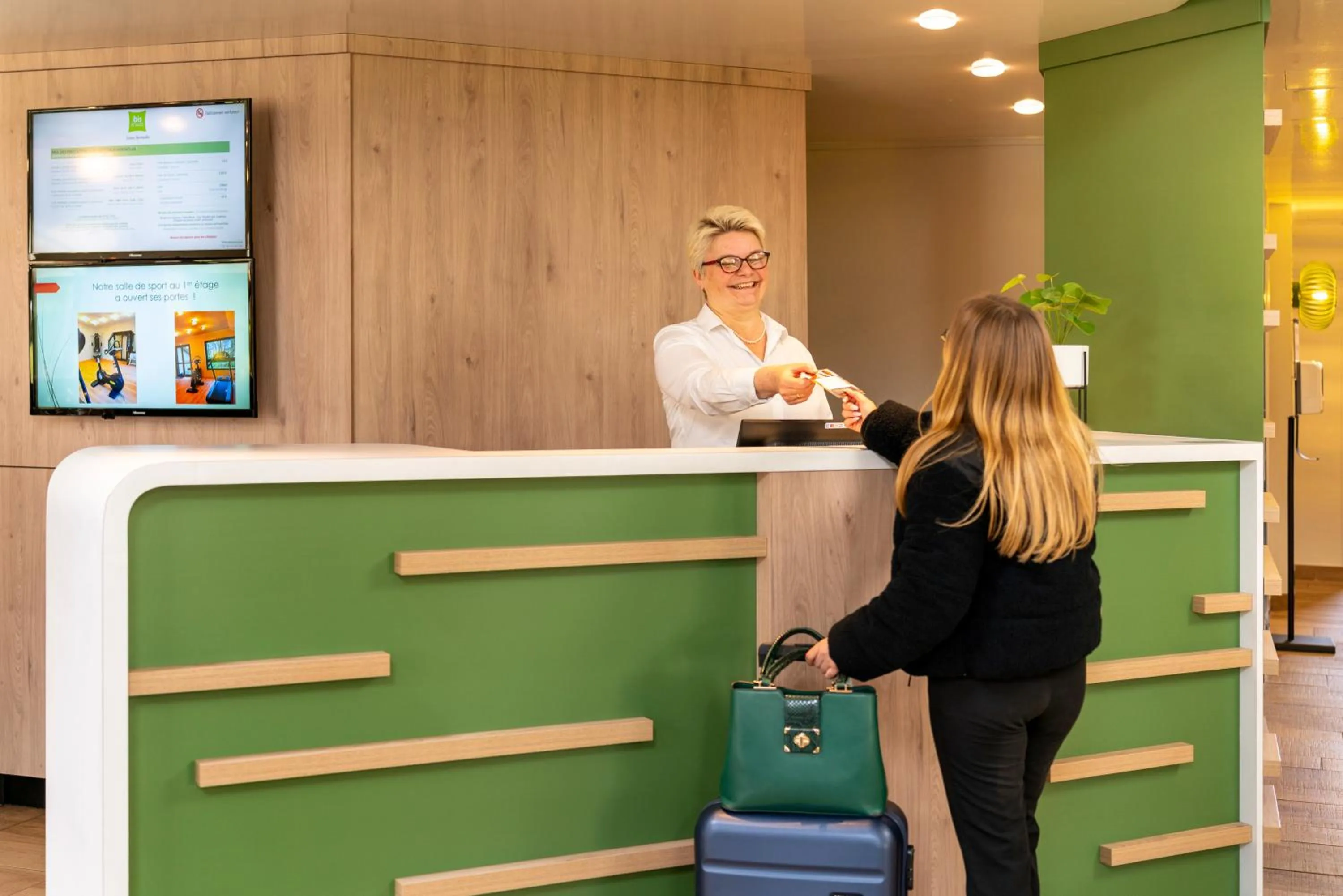 Lobby or reception in Ibis Styles Lisieux Normandie