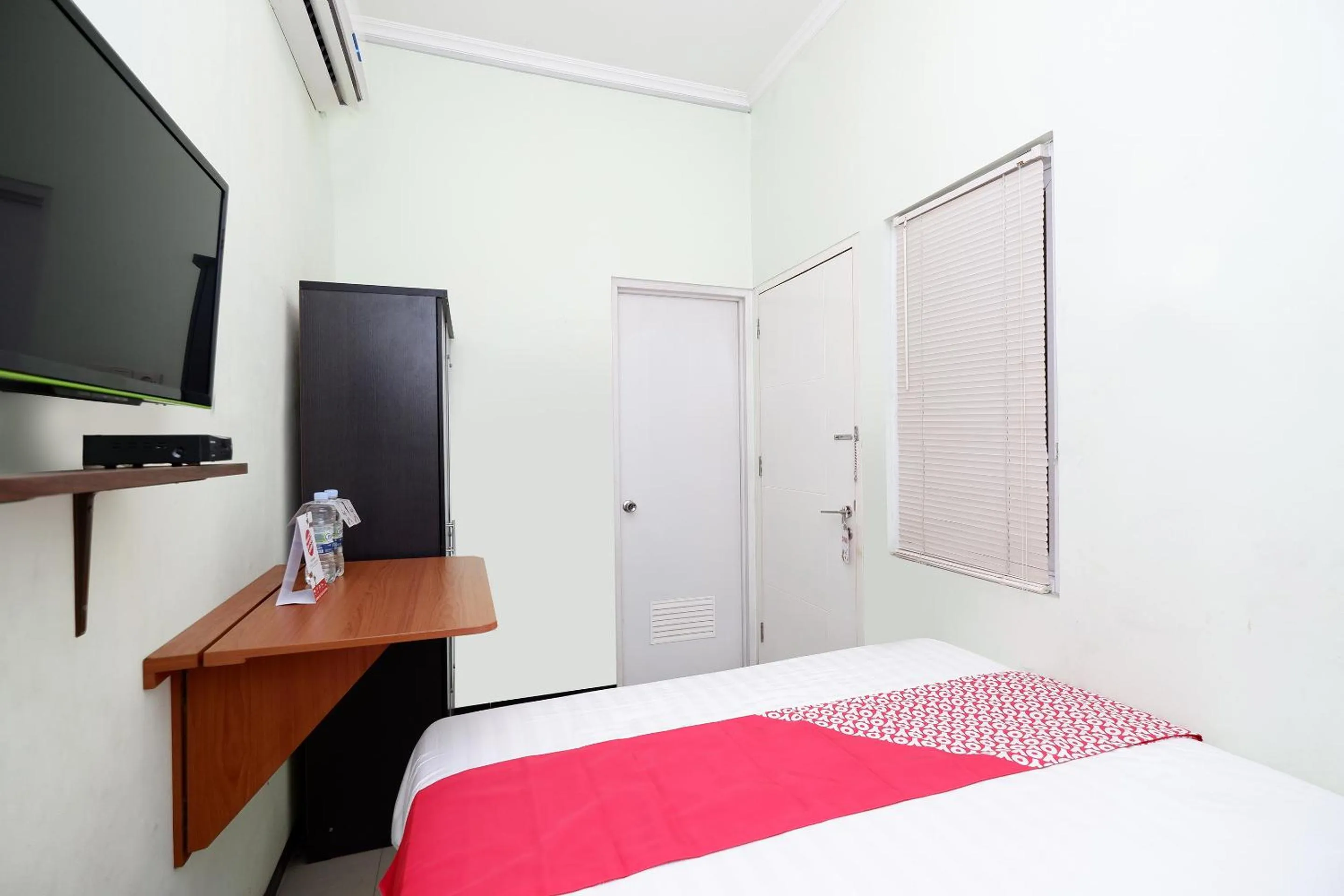 Bedroom, TV/Entertainment Center in OYO 1815 Gatsu Residence