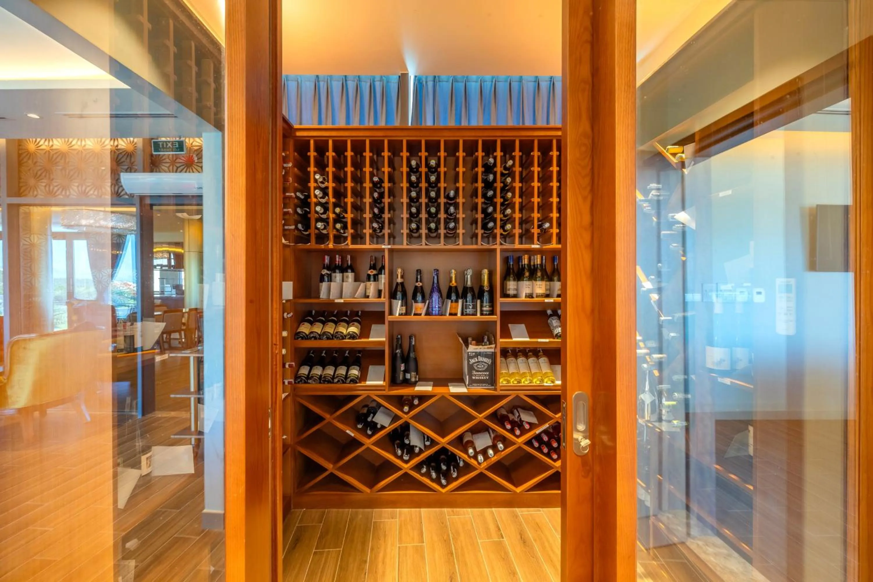 Lounge or bar in Wyndham Grand KN Paradise Cam Ranh