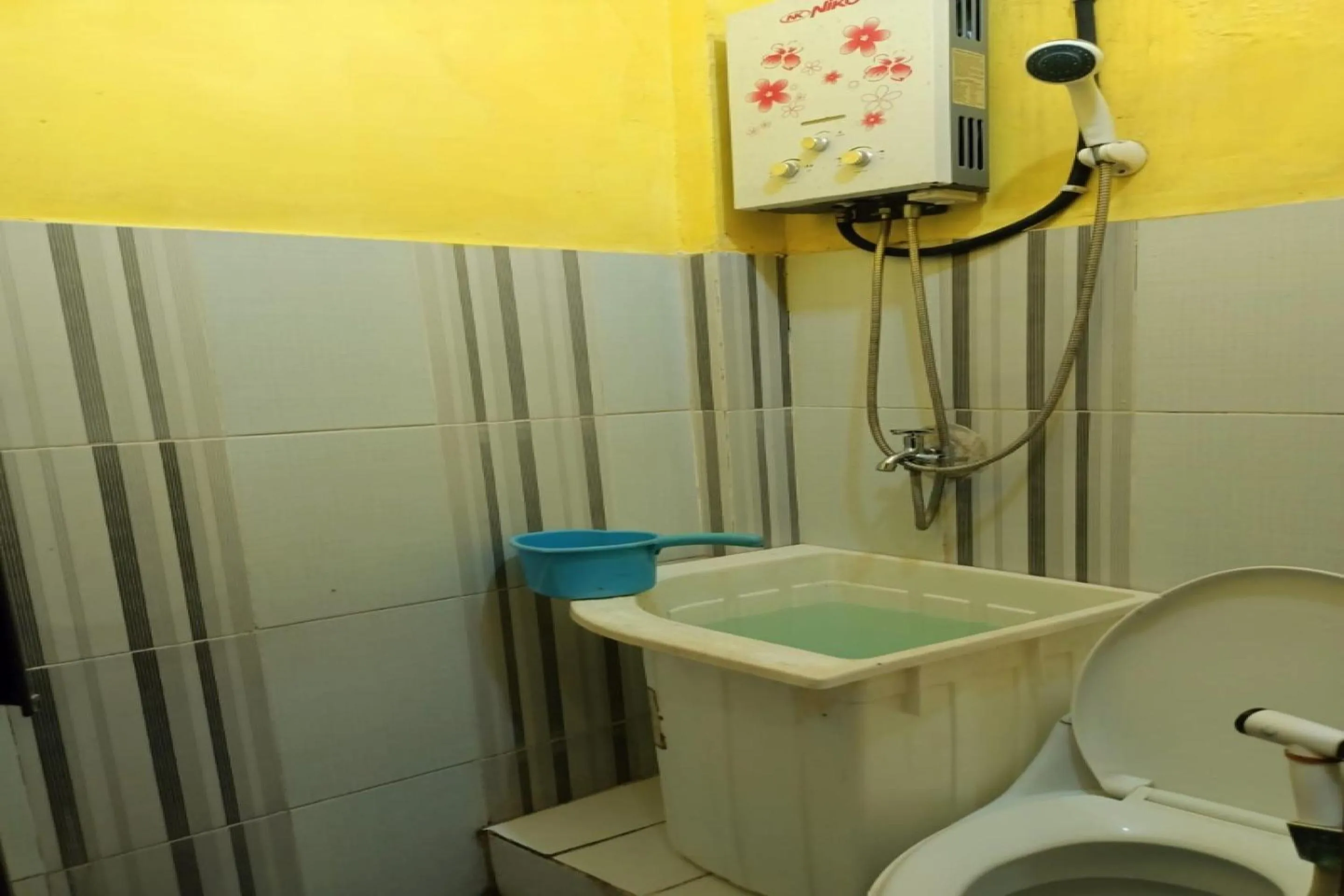 Bathroom in OYO 91232 Hotel Garuda