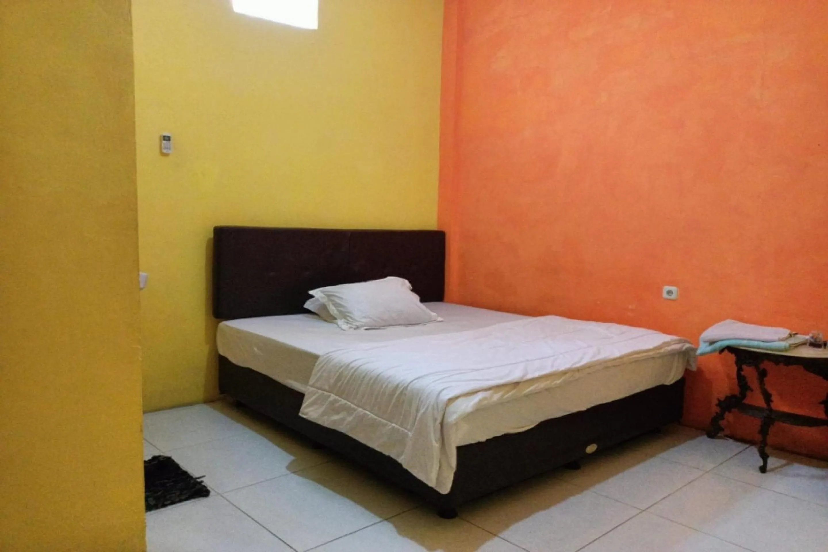 Bedroom in OYO 91232 Hotel Garuda