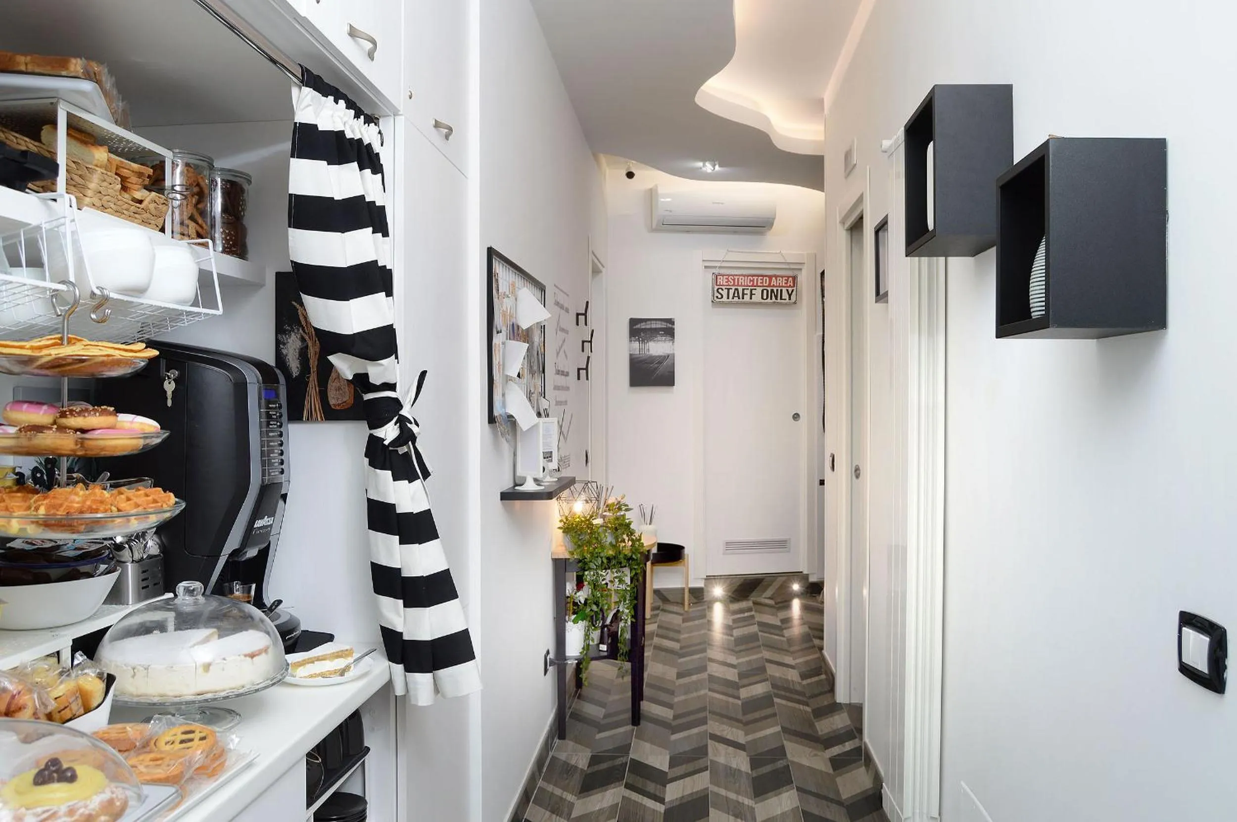 Breakfast in Napoli Central Station Studio