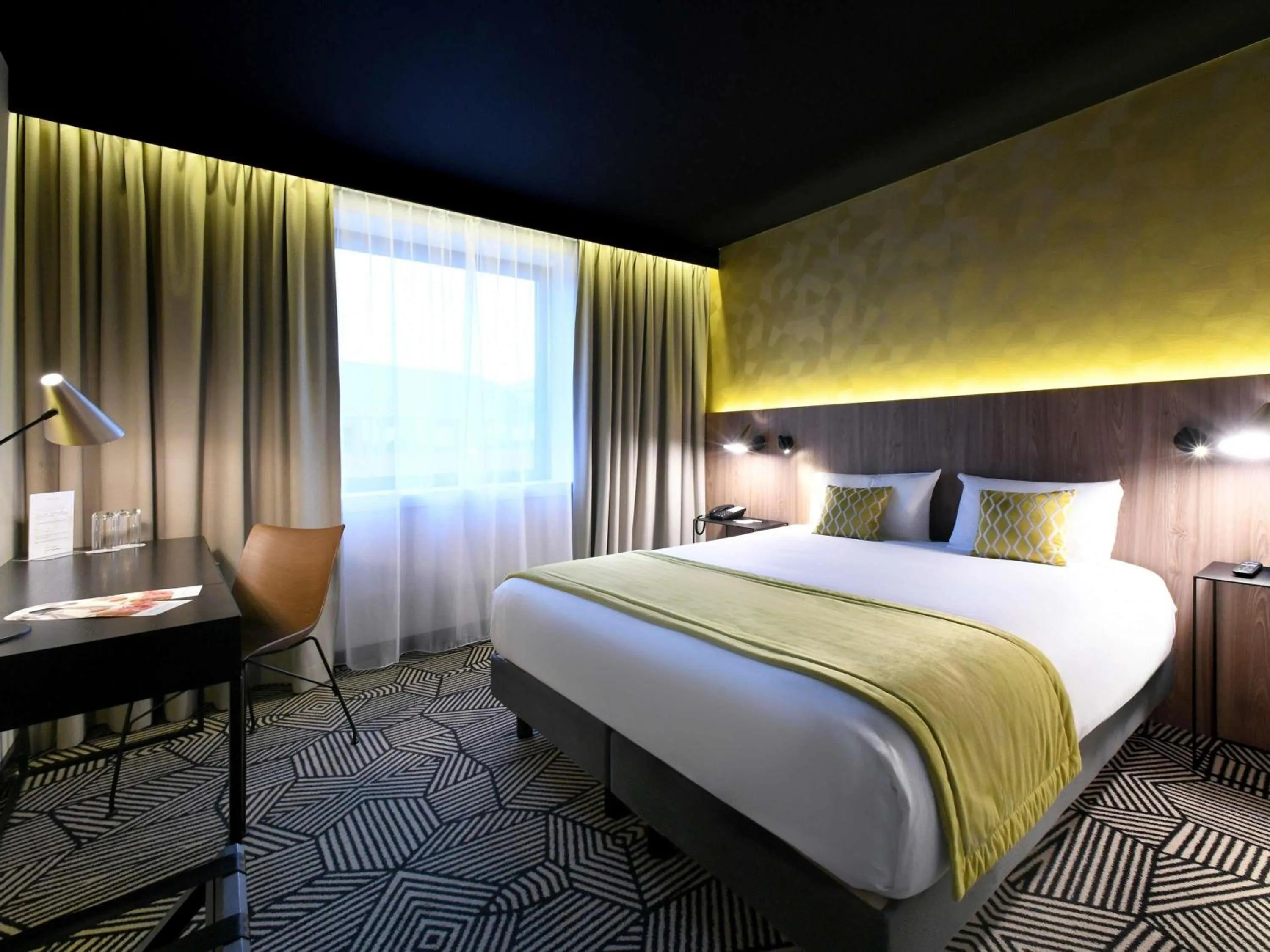 Property building, Bed in Mercure Arras Centre Gare