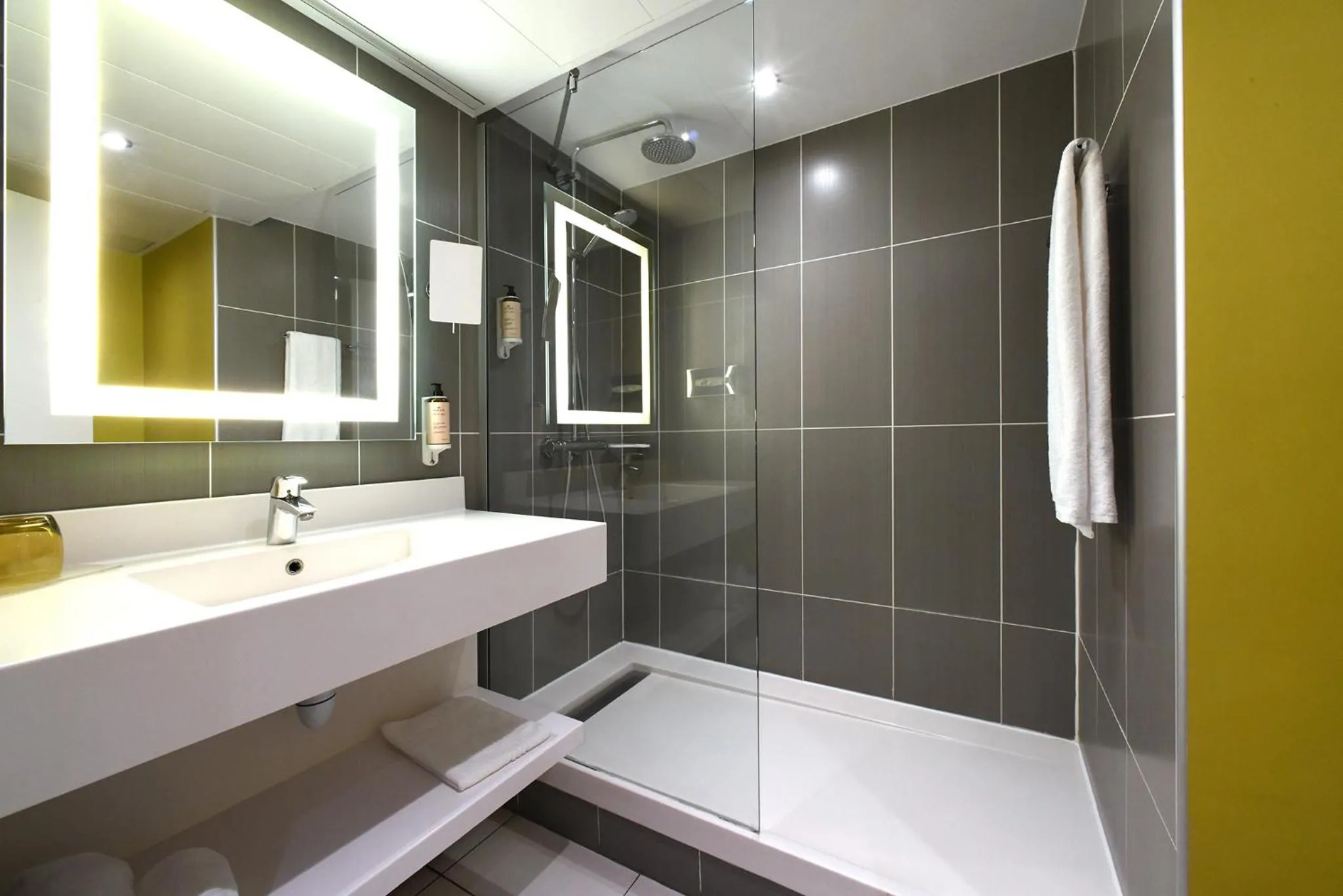 Bathroom in Mercure Arras Centre Gare