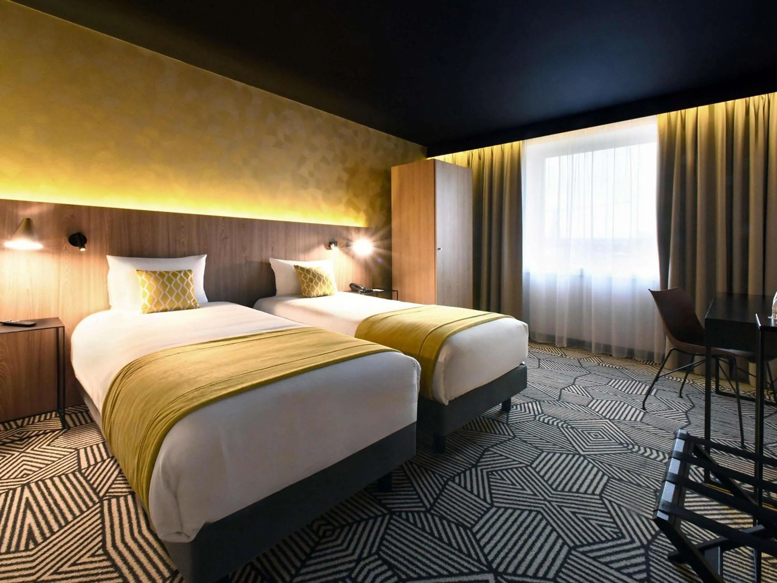 Property building, Bed in Mercure Arras Centre Gare