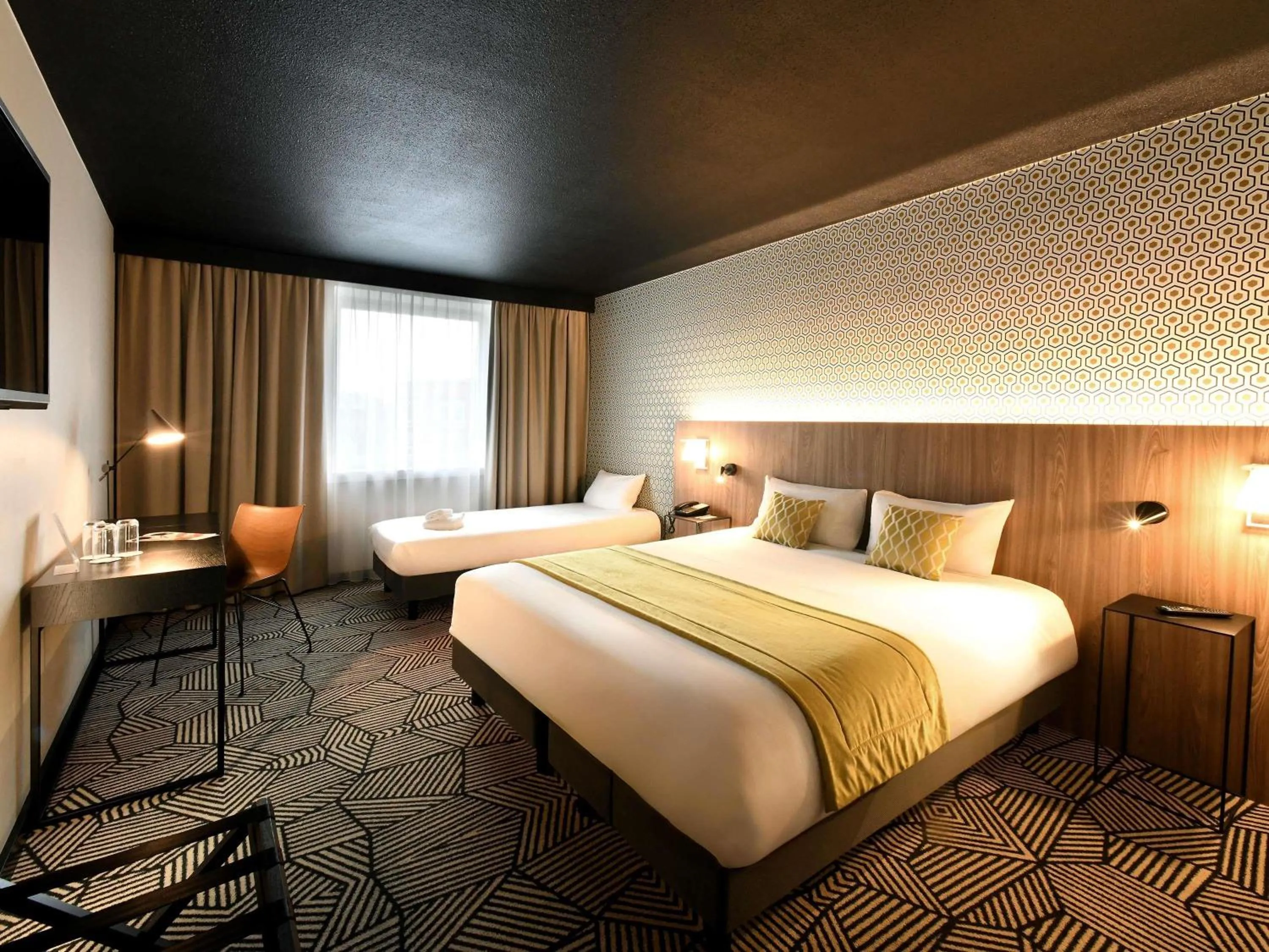 Property building, Bed in Mercure Arras Centre Gare