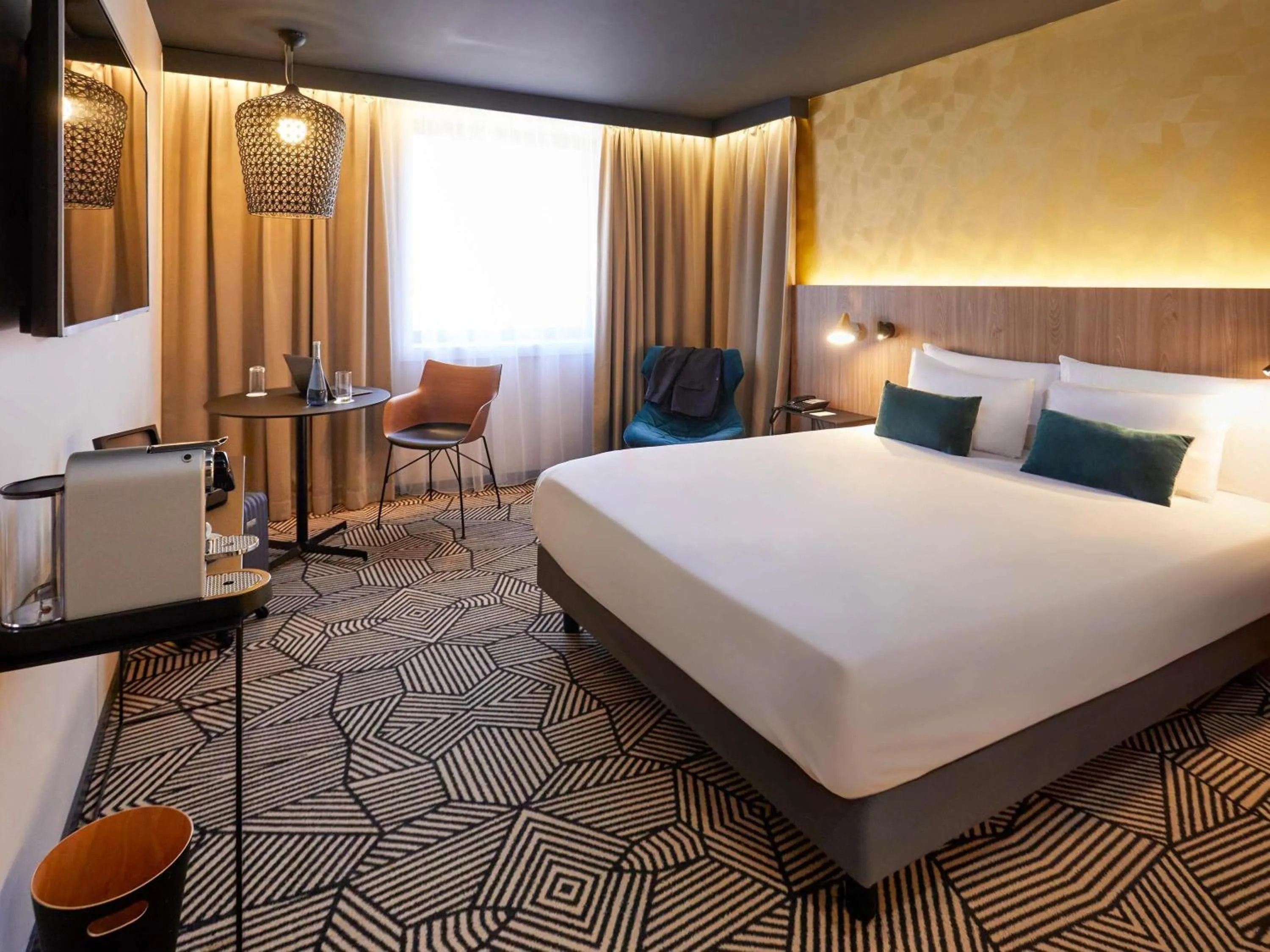 Property building, Bed in Mercure Arras Centre Gare