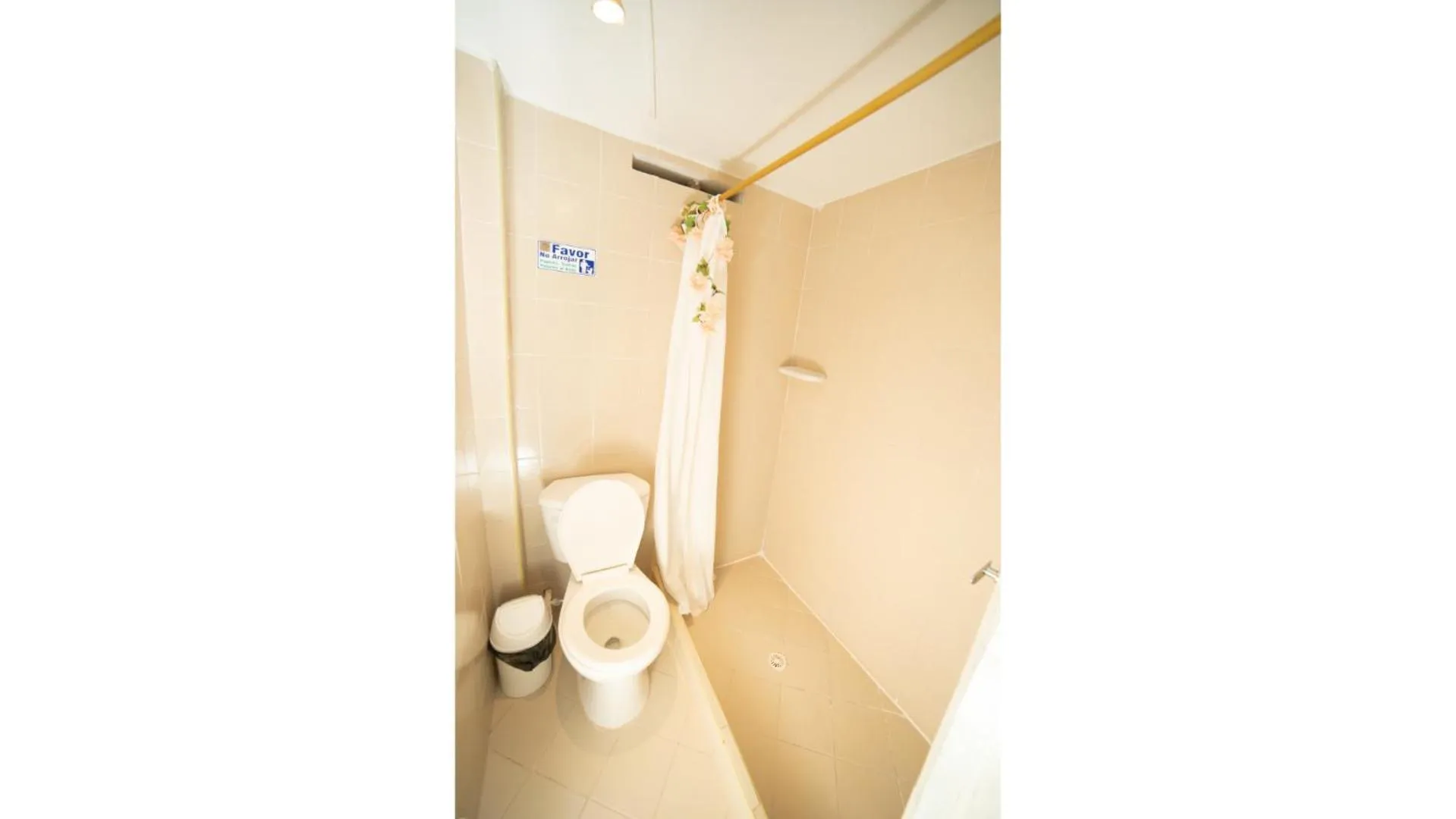 Shower in Posada del Angel