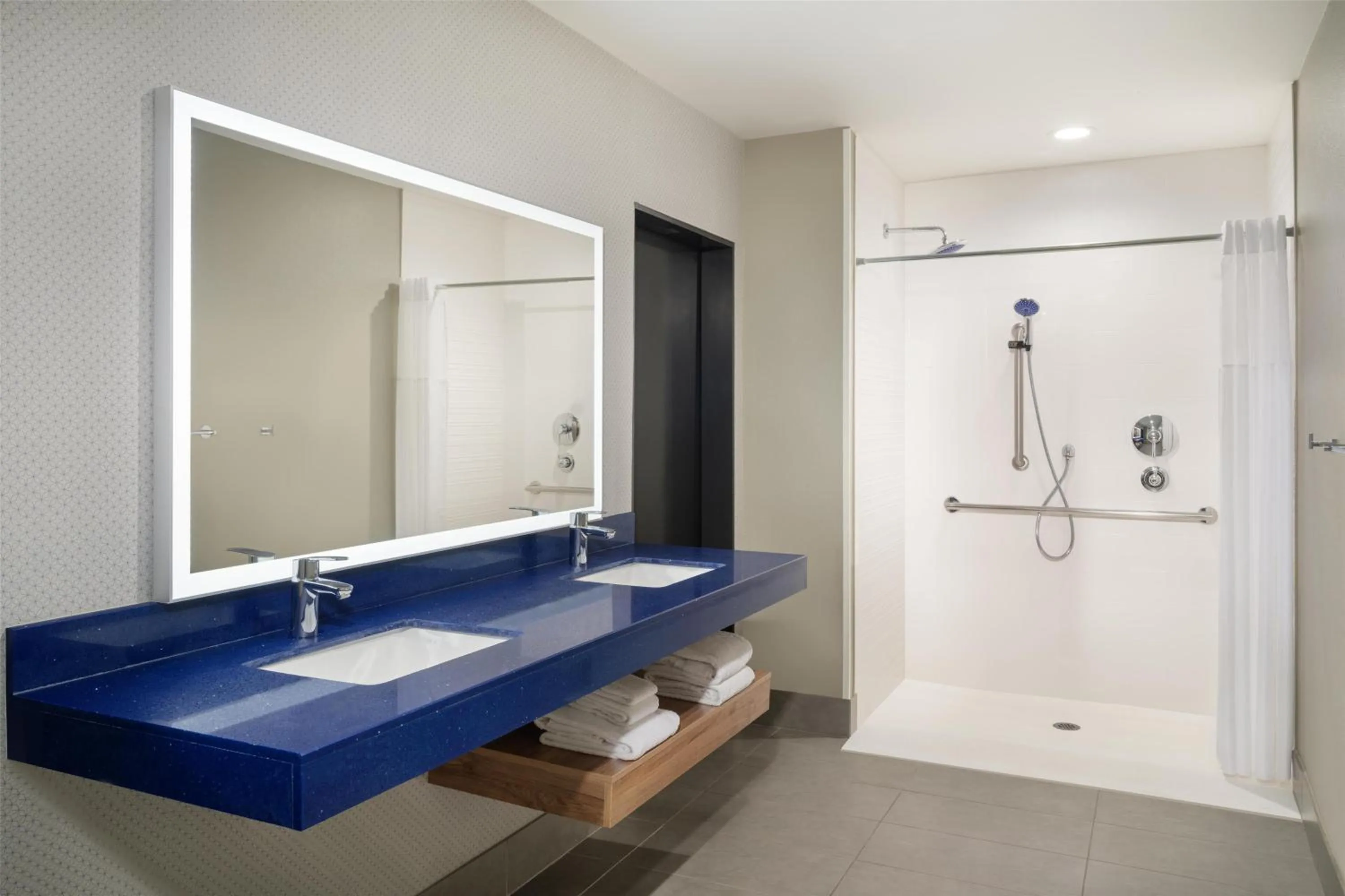 Bathroom in GLō Best Western Tulsa-Catoosa East Route 66