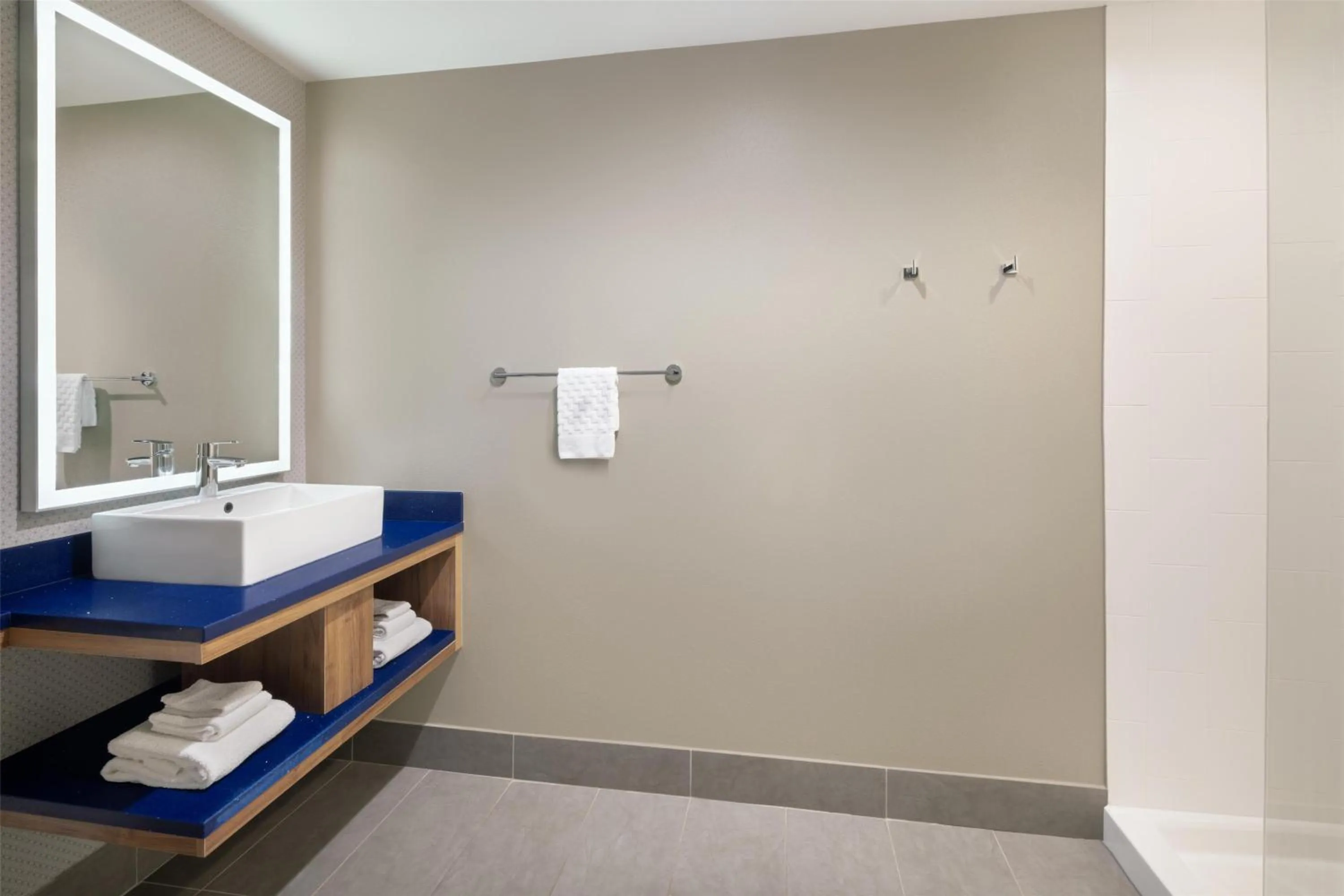 Bathroom in GLō Best Western Tulsa-Catoosa East Route 66