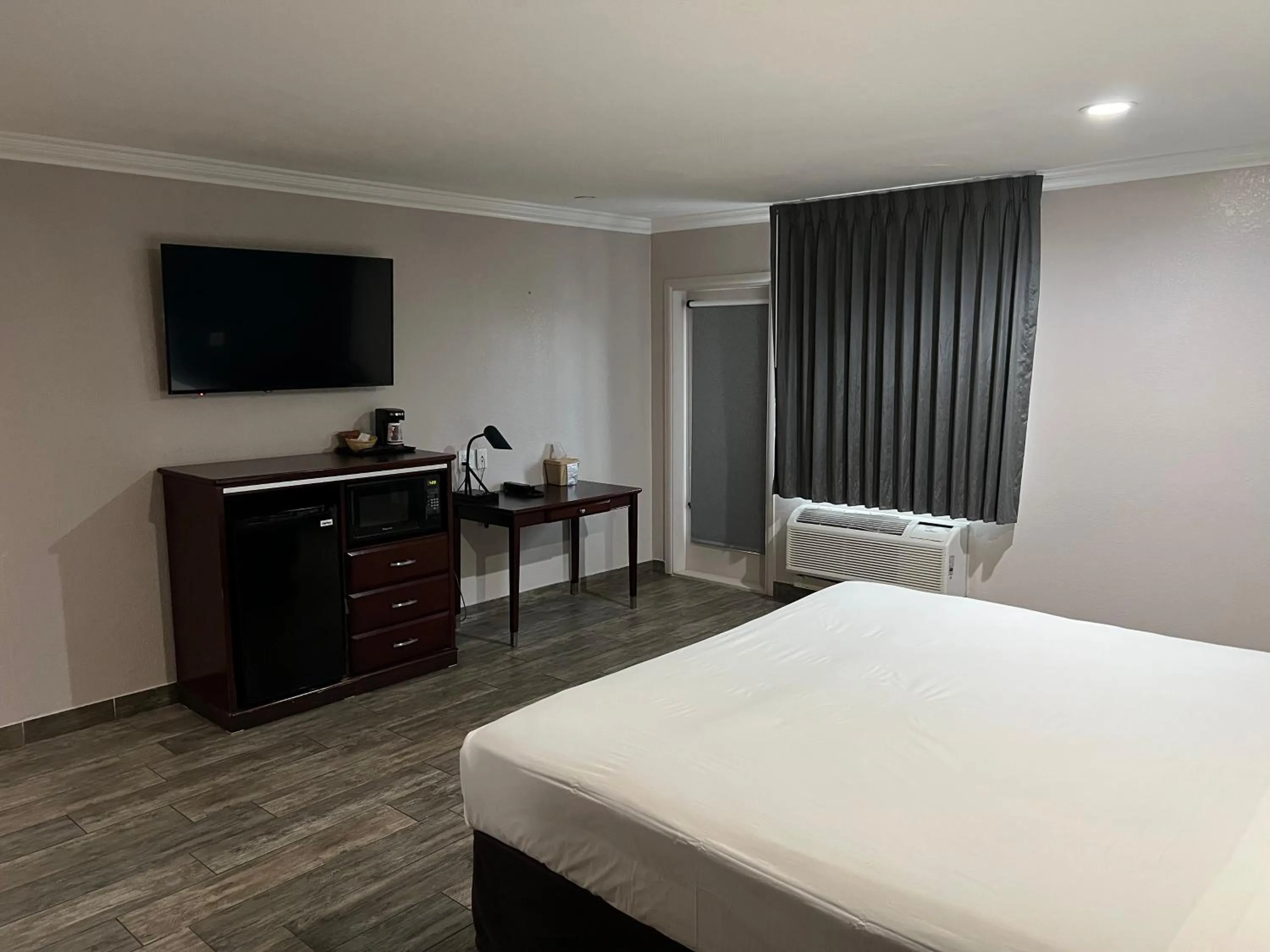 Bedroom, Bed in Super 8 by Wyndham Mesa Downtown Near Convention Center