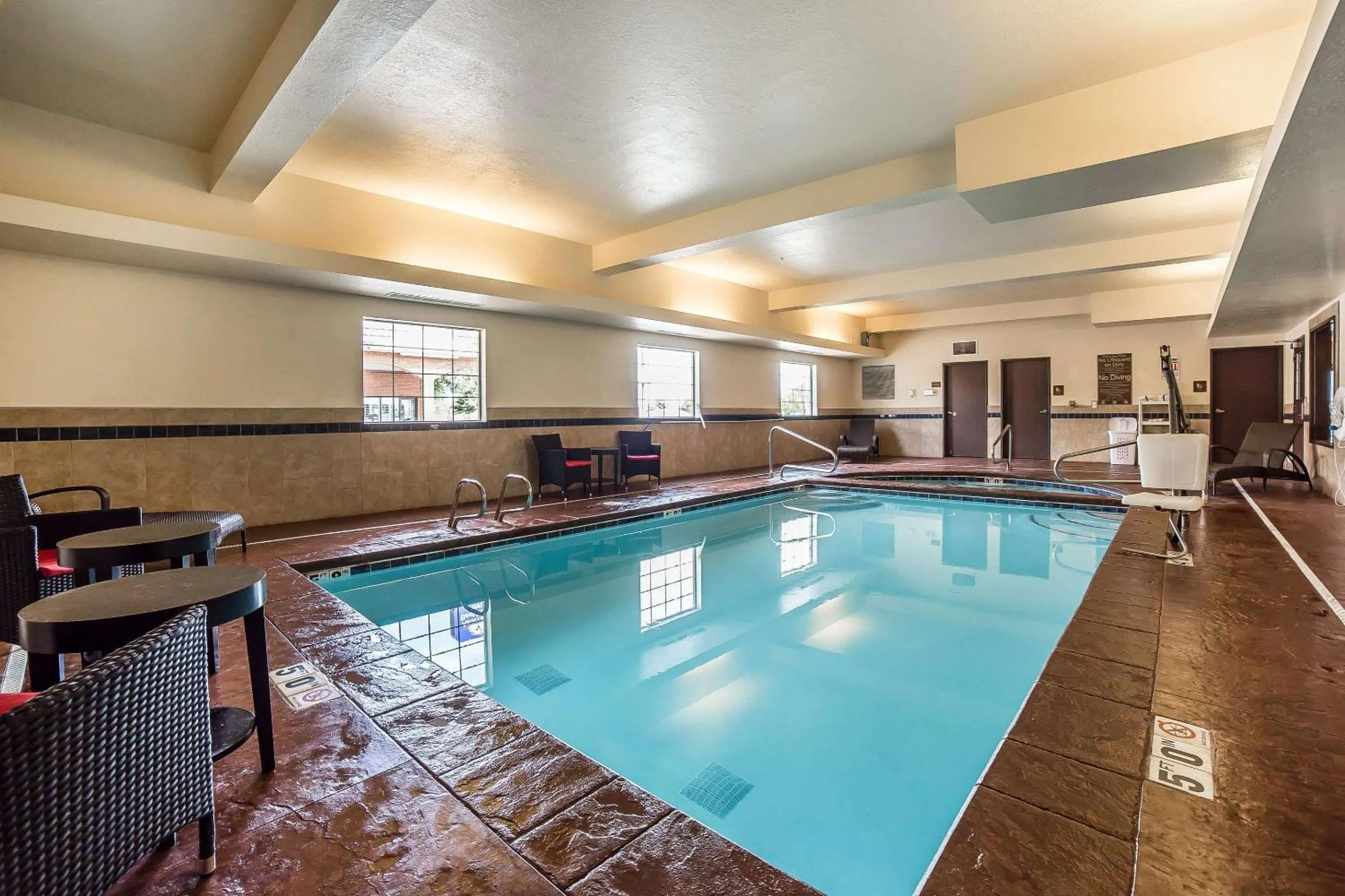 Swimming pool in Comfort Inn Ballard-Roosevelt
