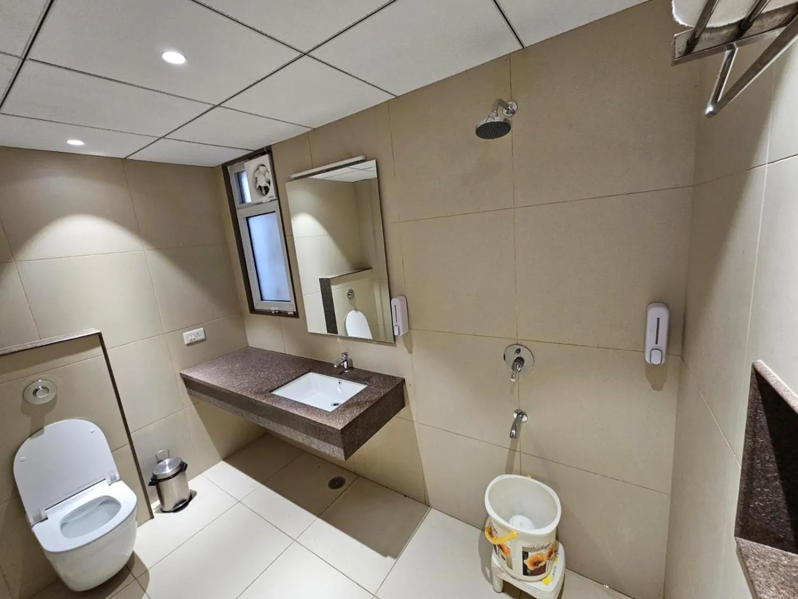 Shower in Hotel Bagla Atithi Banaras