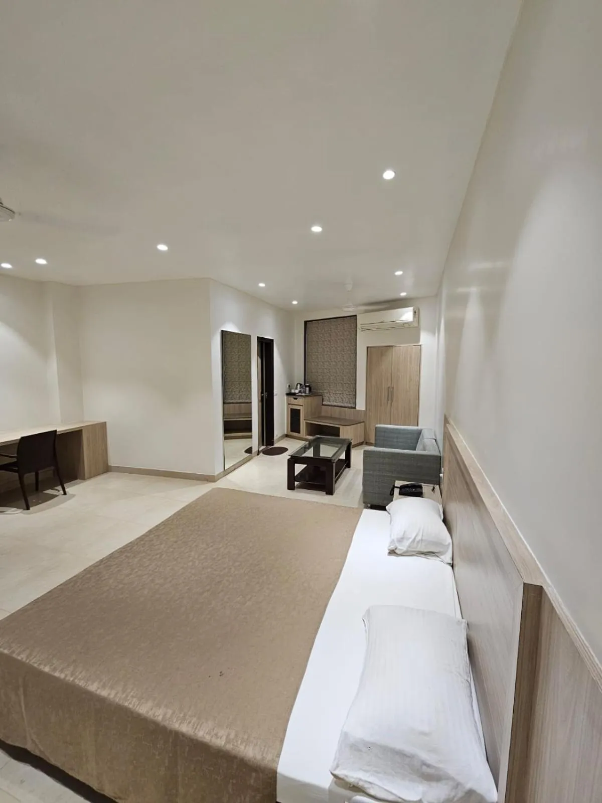 Photo of the whole room, Bed in Hotel Bagla Atithi Banaras