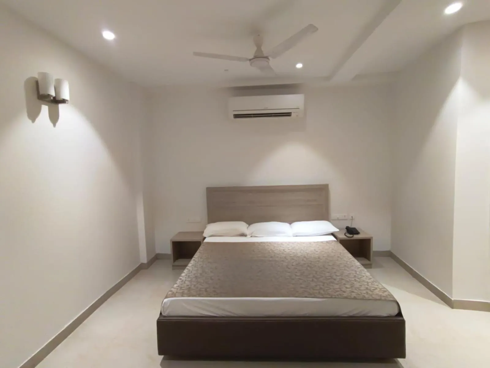 Bed in Hotel Bagla Atithi Banaras