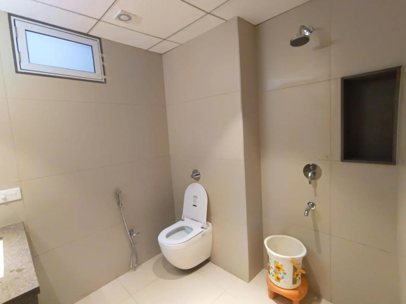 Shower in Hotel Bagla Atithi Banaras