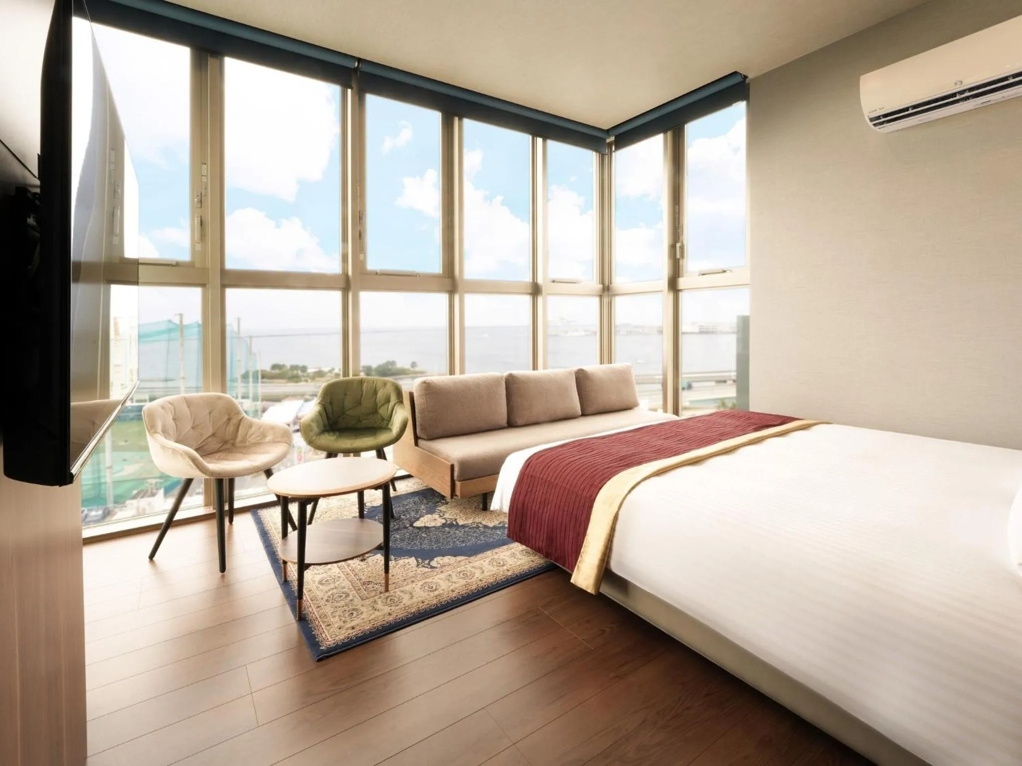 Photo of the whole room, Bed in HOTEL SANSUI NAHA Ryukyu Onsen Naminoue-No-Yu