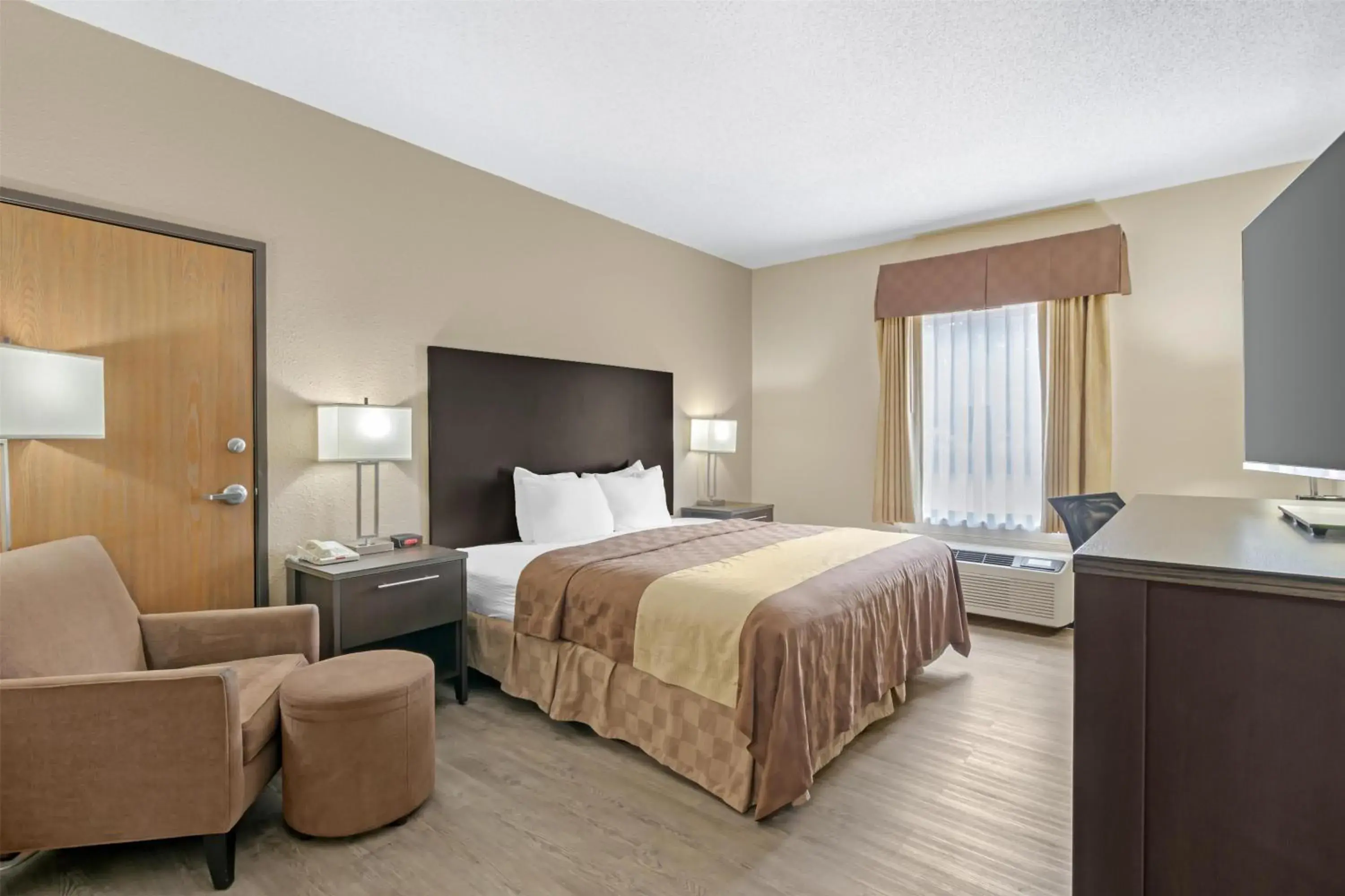 King Room with Roll-in Shower - Pet Friendly/Mobility Accessible in Best Western Teal Lake Inn King Room with Roll-in Shower - Pet Friendly/Mobility Accessible in Best Western Teal Lake Inn
