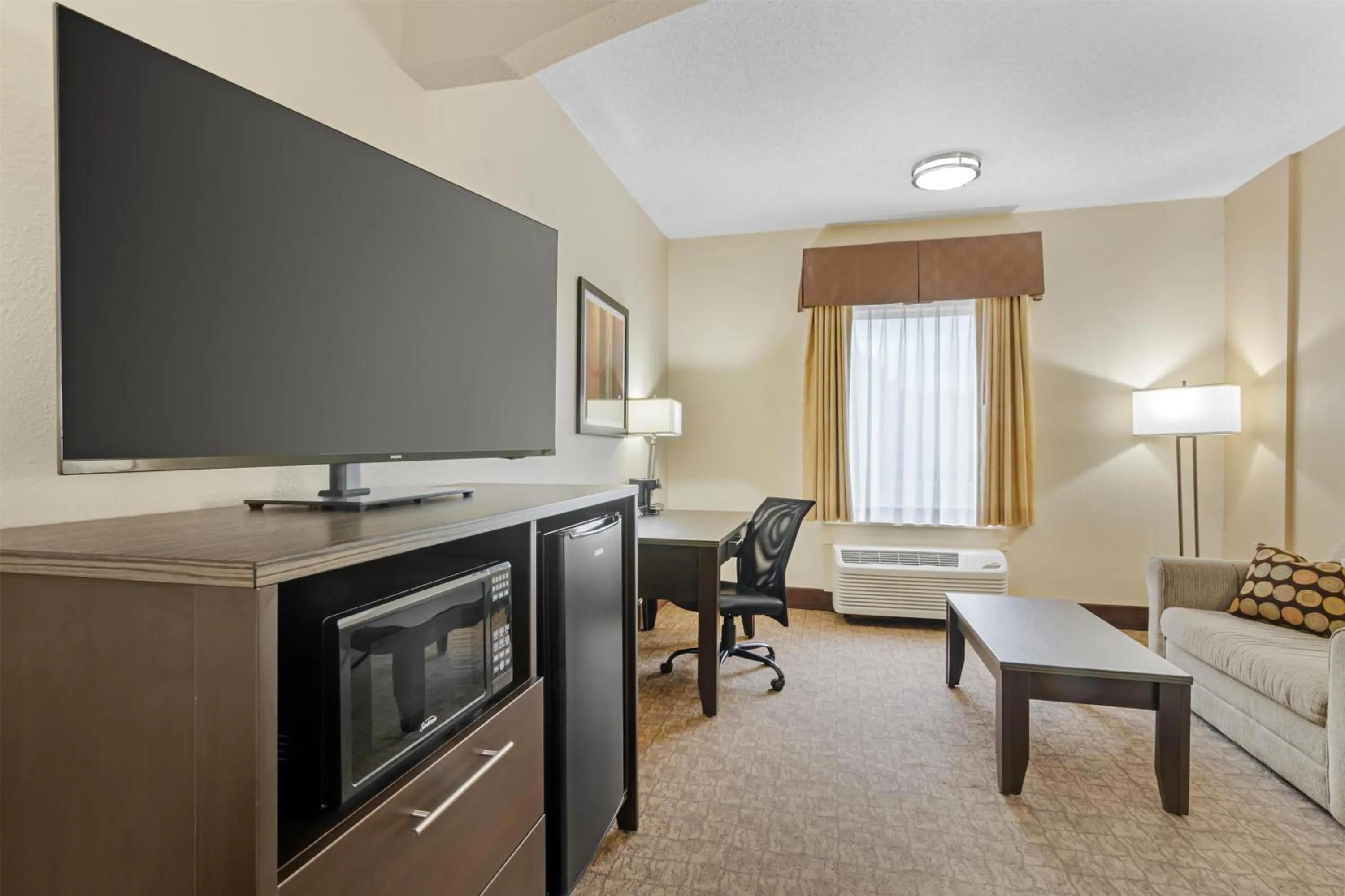 Bedroom in Best Western Teal Lake Inn