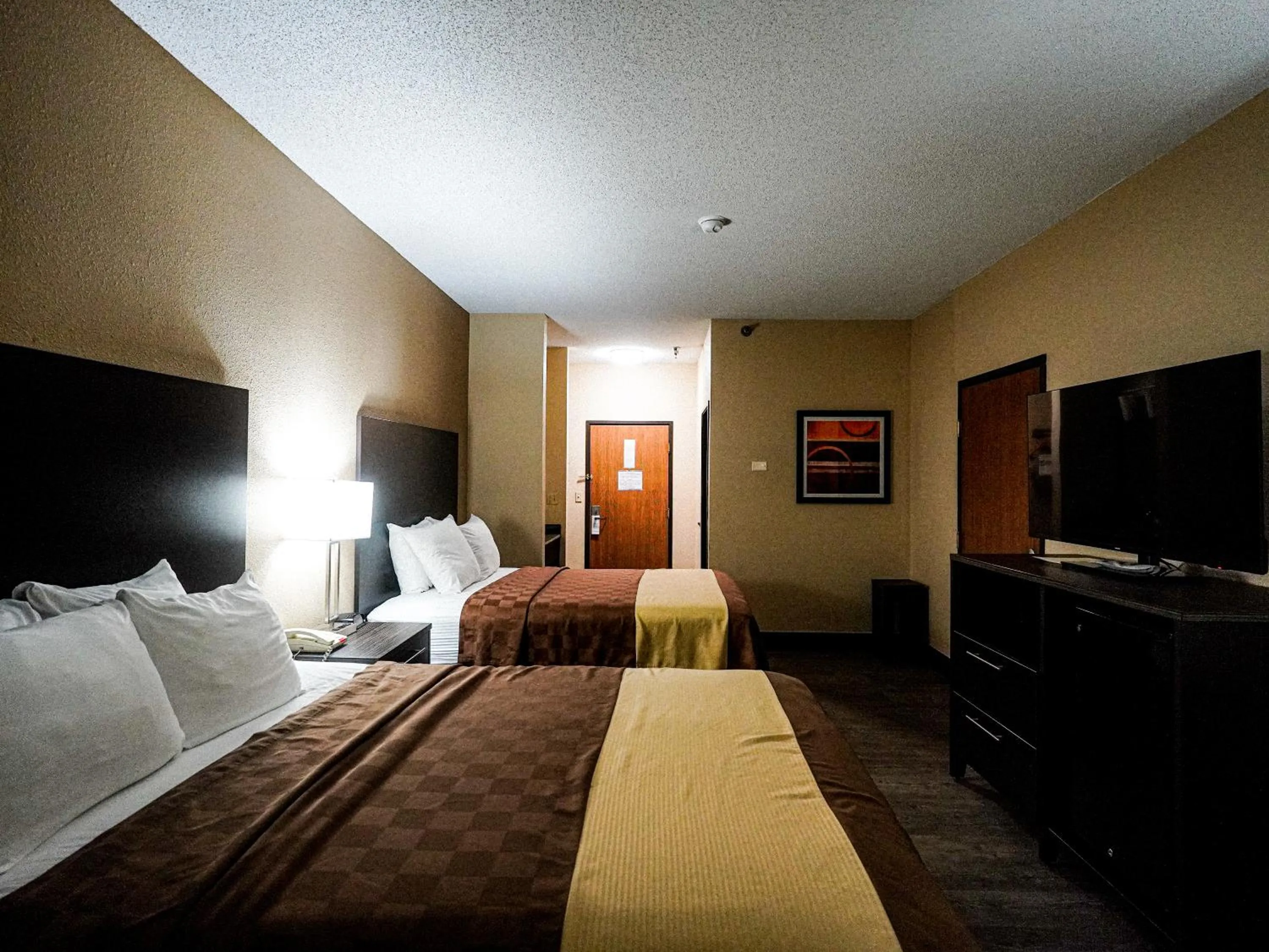 Bed in Best Western Teal Lake Inn