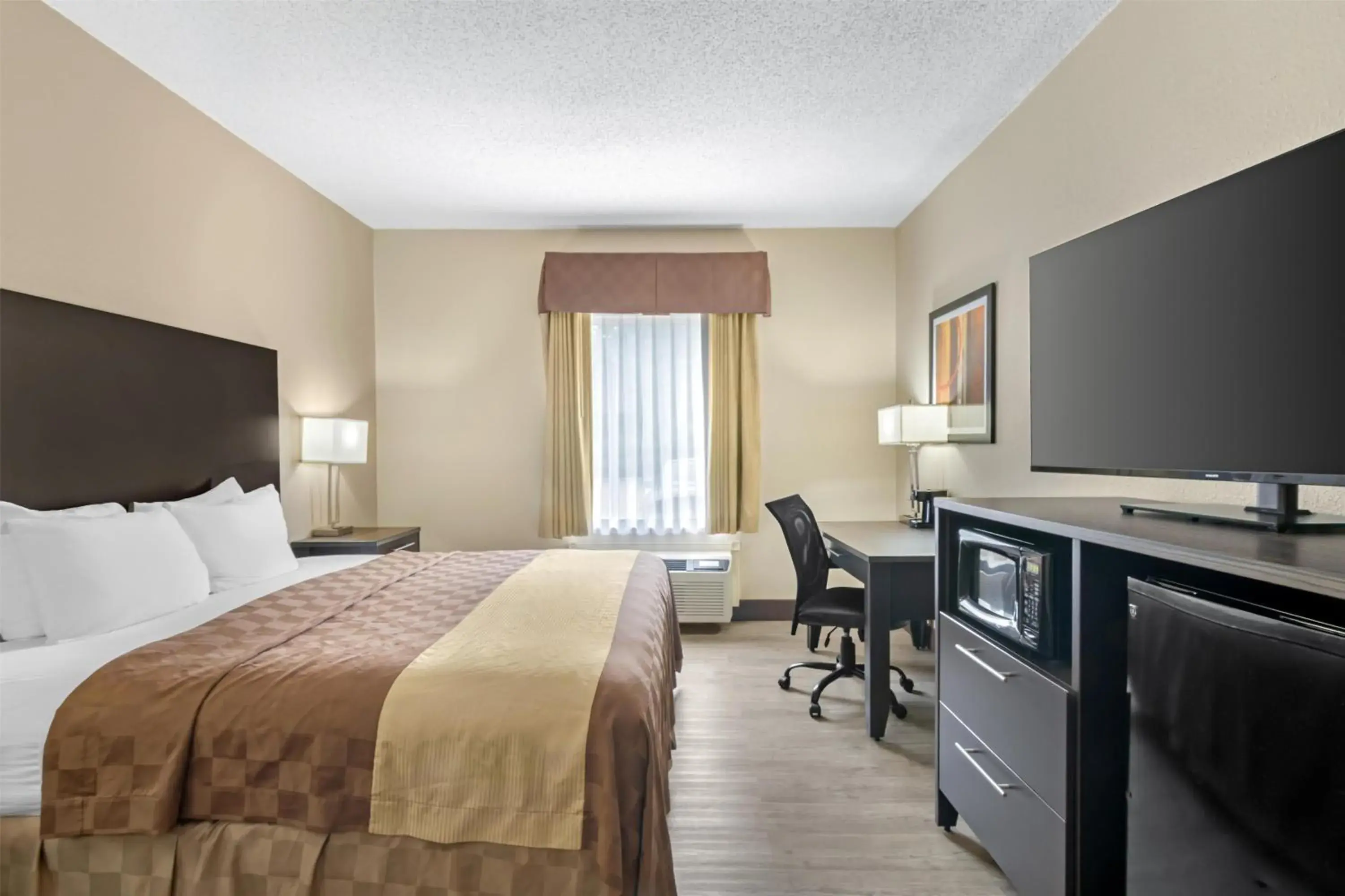 King Room with Roll-in Shower - Pet Friendly/Mobility Accessible in Best Western Teal Lake Inn King Room with Roll-in Shower - Pet Friendly/Mobility Accessible in Best Western Teal Lake Inn