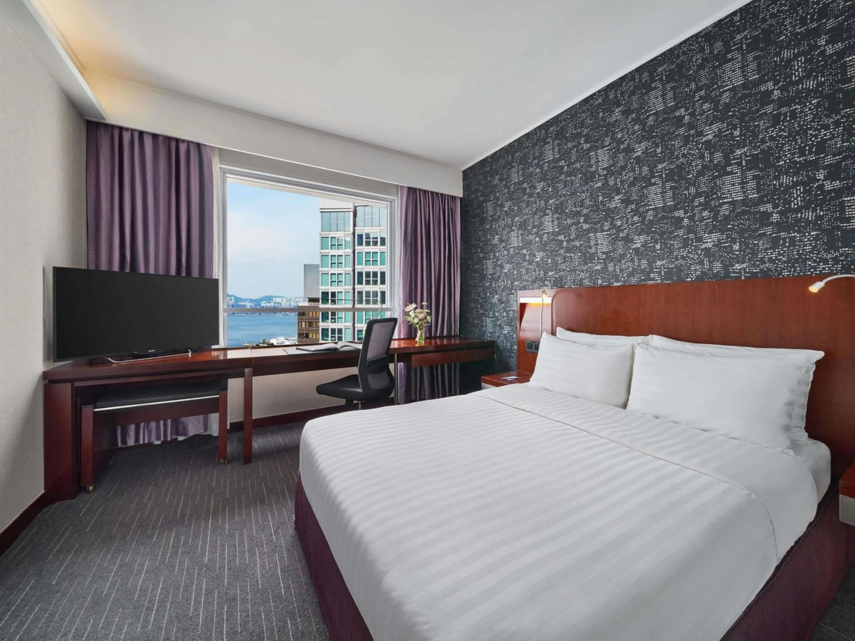 Photo of the whole room, Bed in Novotel Century Hong Kong