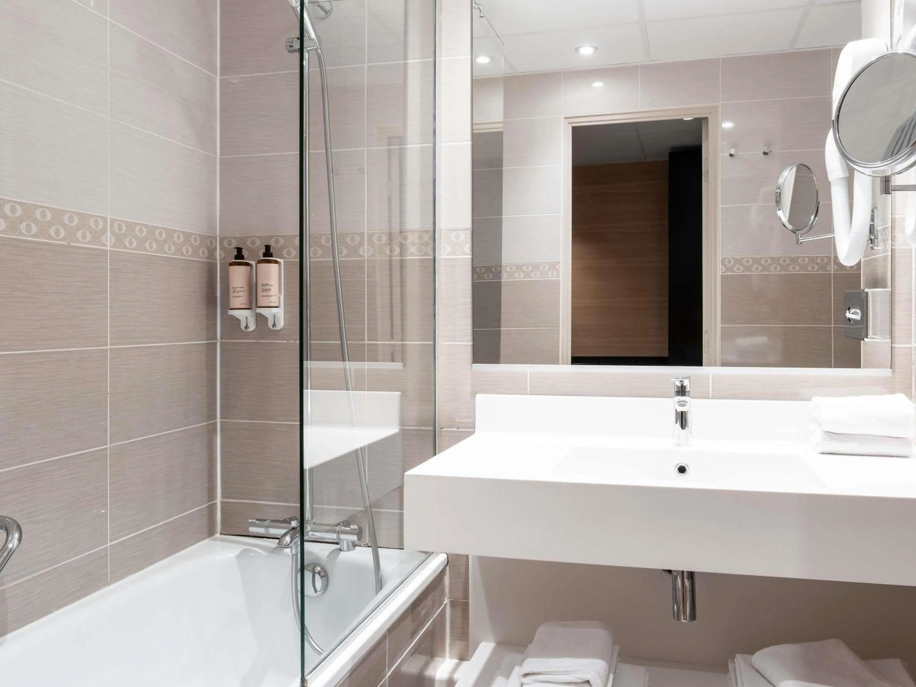 Bedroom in Mercure Rouen Centre Champ de Mars