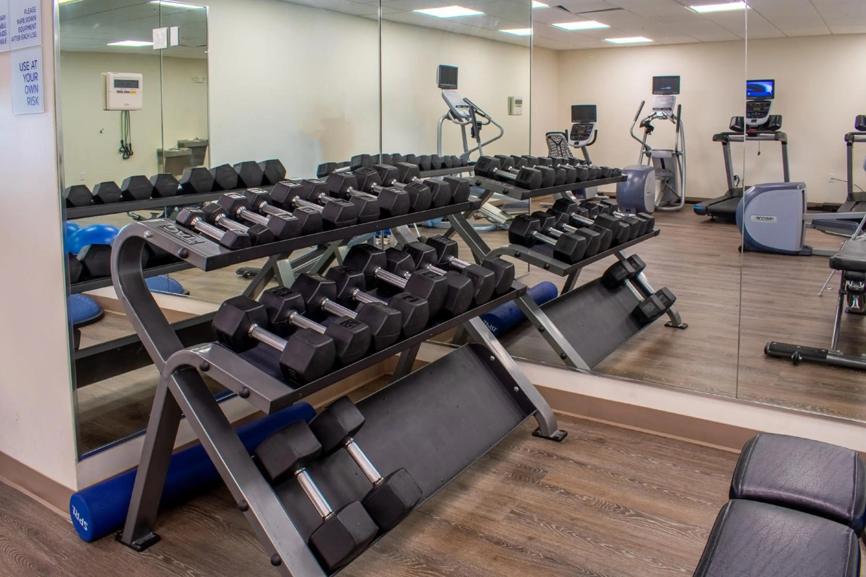 Fitness centre/facilities in Holiday Inn Express & Suites - Yorkville by IHG