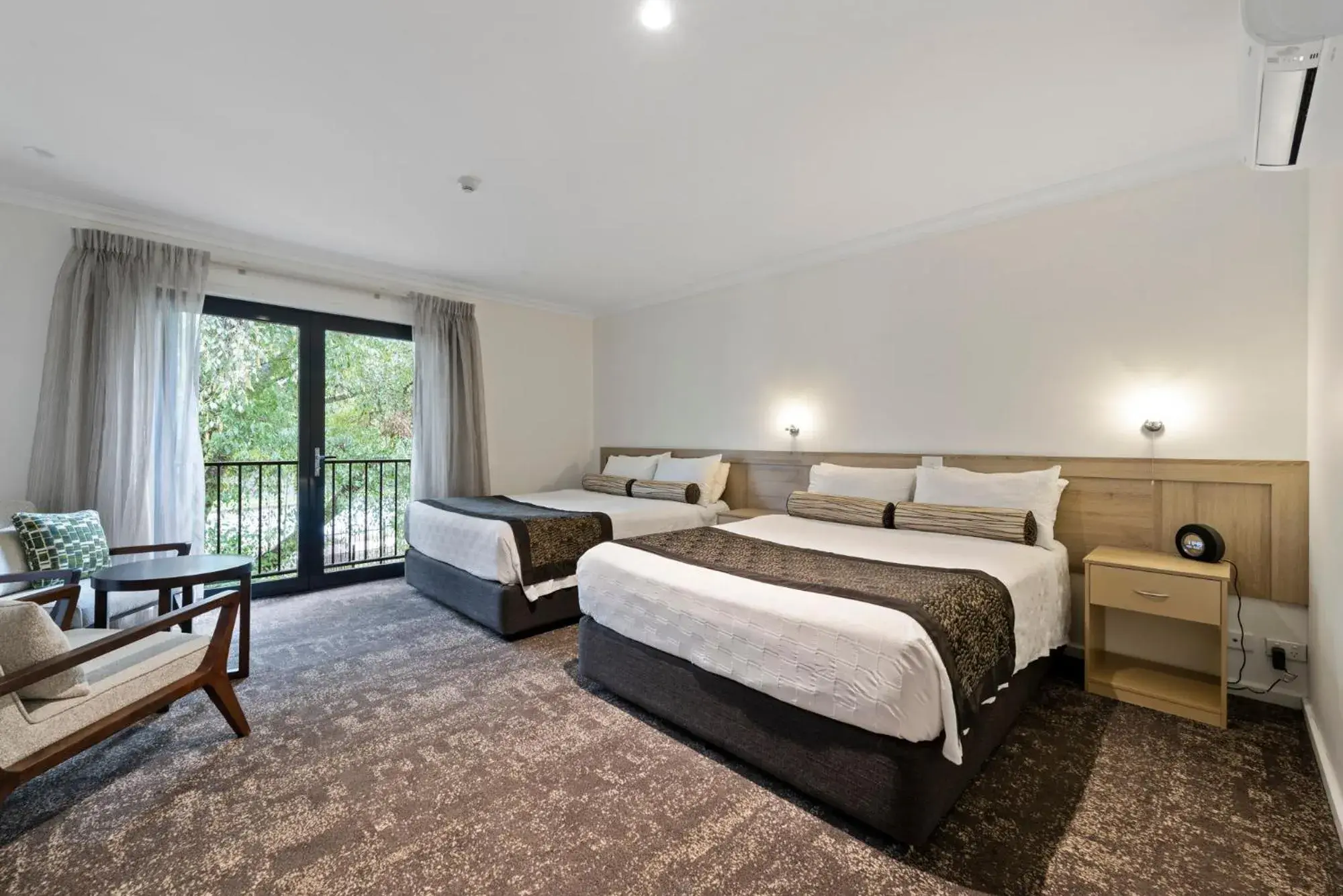 Executive Queen Room with Two Queen Beds and Spa Bath in Springs Mittagong Executive Queen Room with Two Queen Beds and Spa Bath in Springs Mittagong
