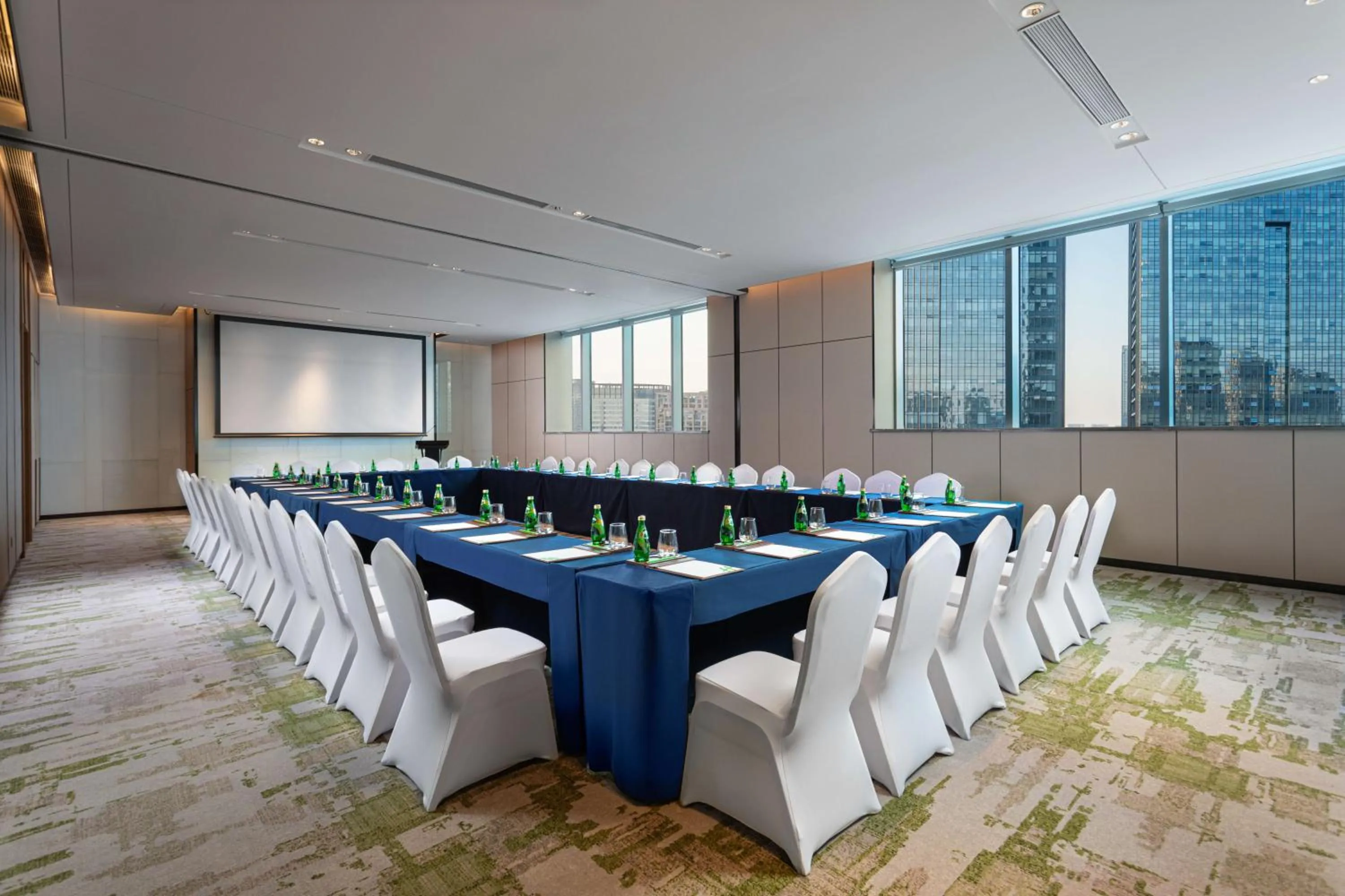 Business facilities in Holiday Inn Hangzhou Binjiang