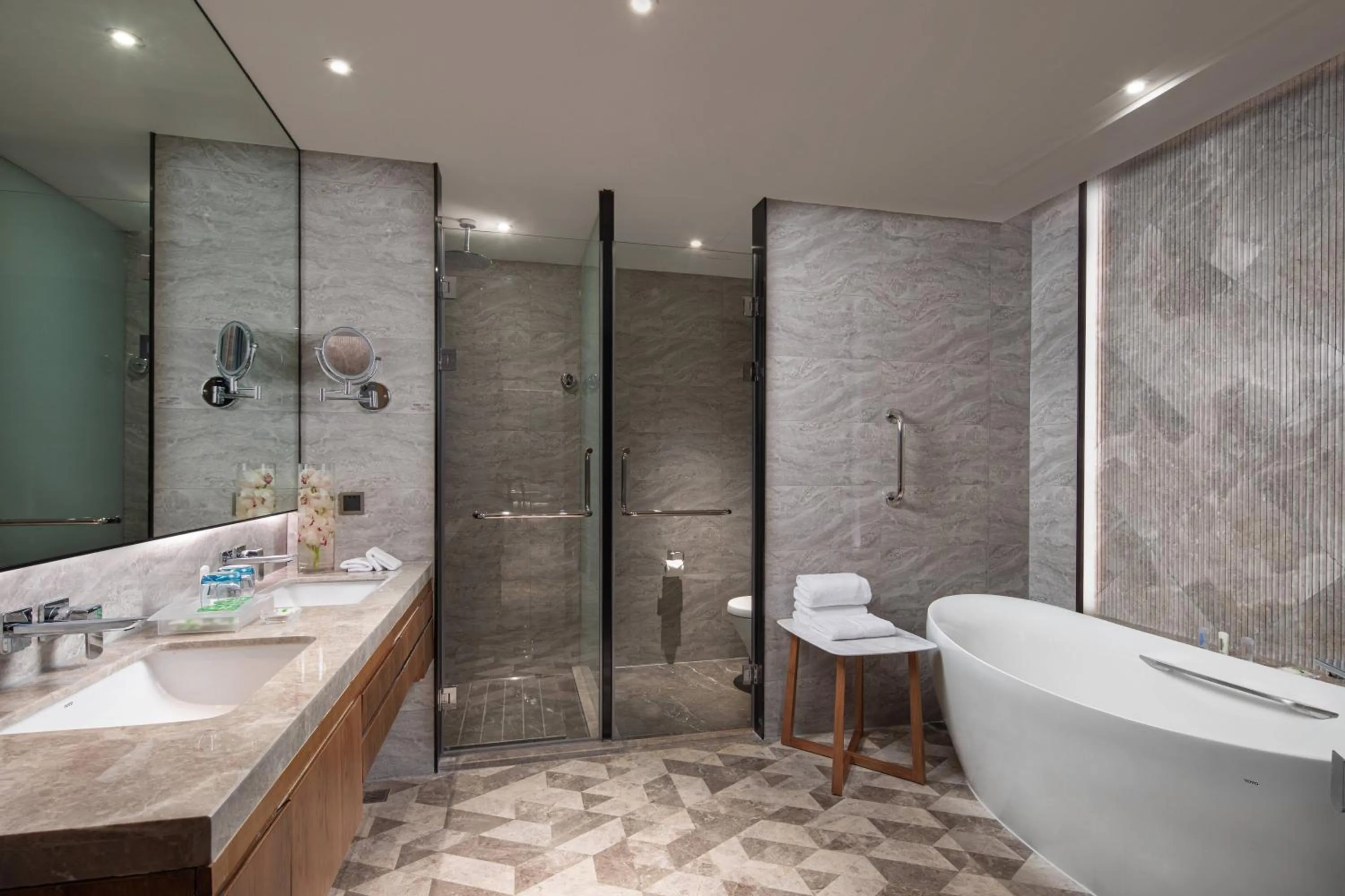 Photo of the whole room, Bathroom in Holiday Inn Hangzhou Binjiang