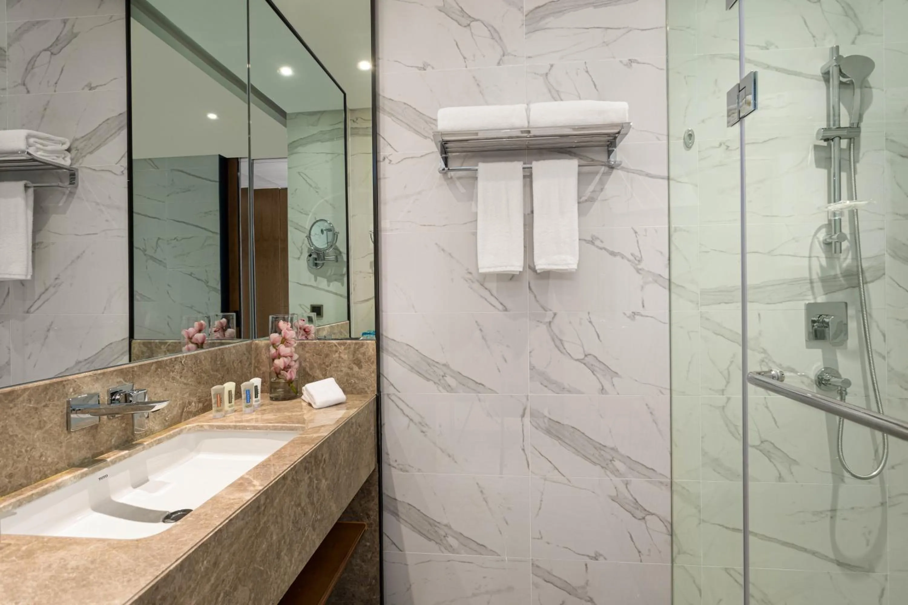 Photo of the whole room, Bathroom in Holiday Inn Hangzhou Binjiang