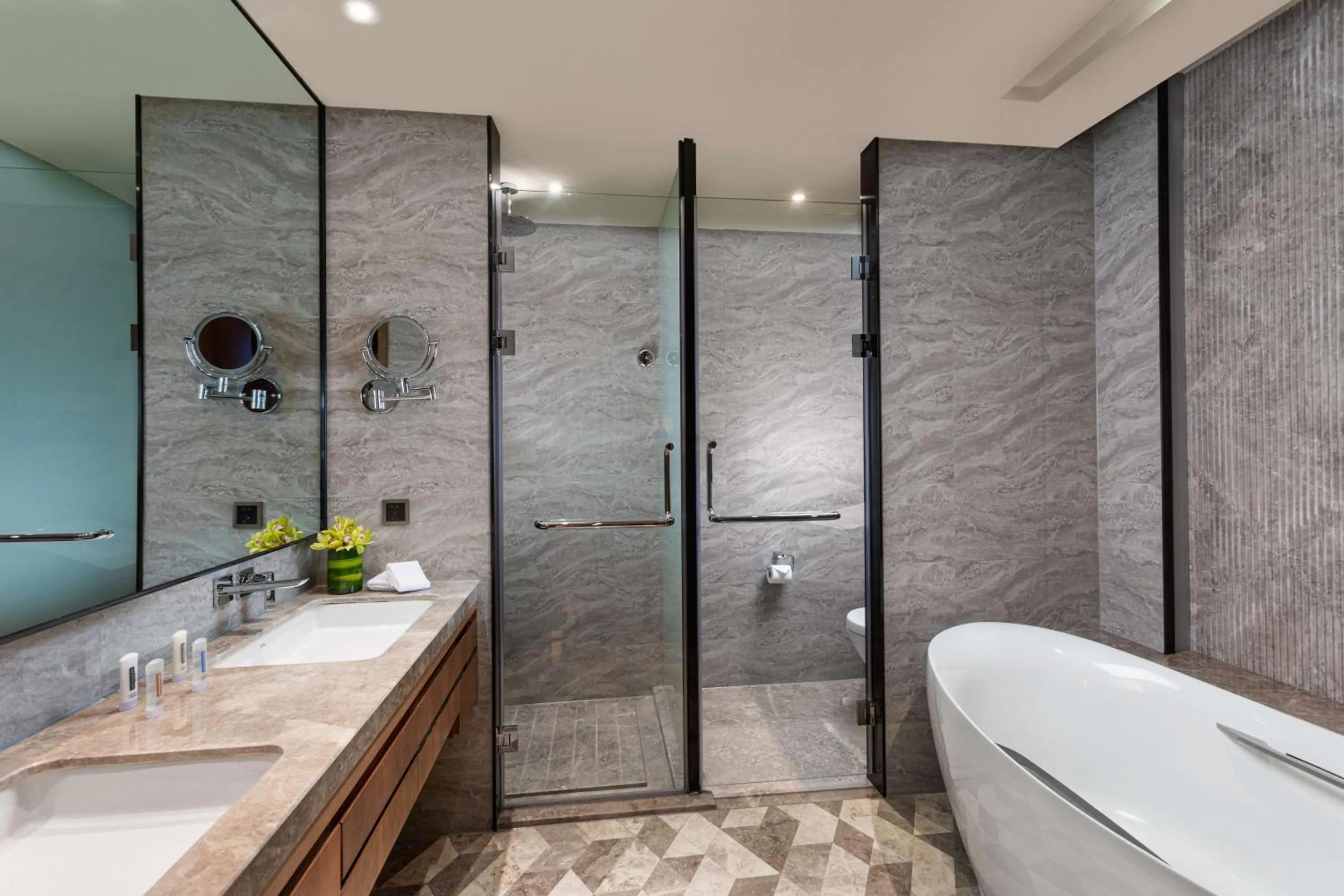 Photo of the whole room, Bathroom in Holiday Inn Hangzhou Binjiang