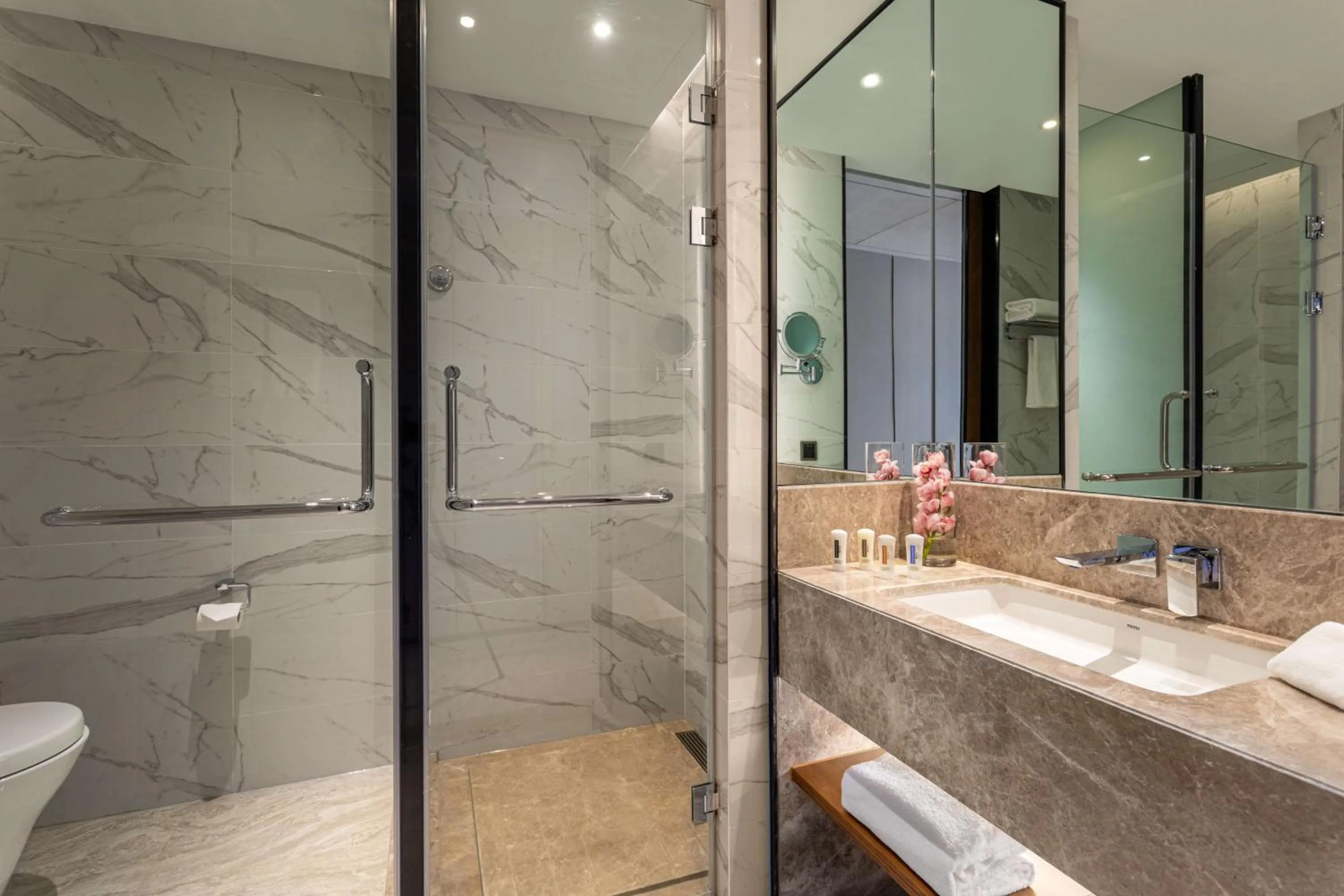 Photo of the whole room, Bathroom in Holiday Inn Hangzhou Binjiang