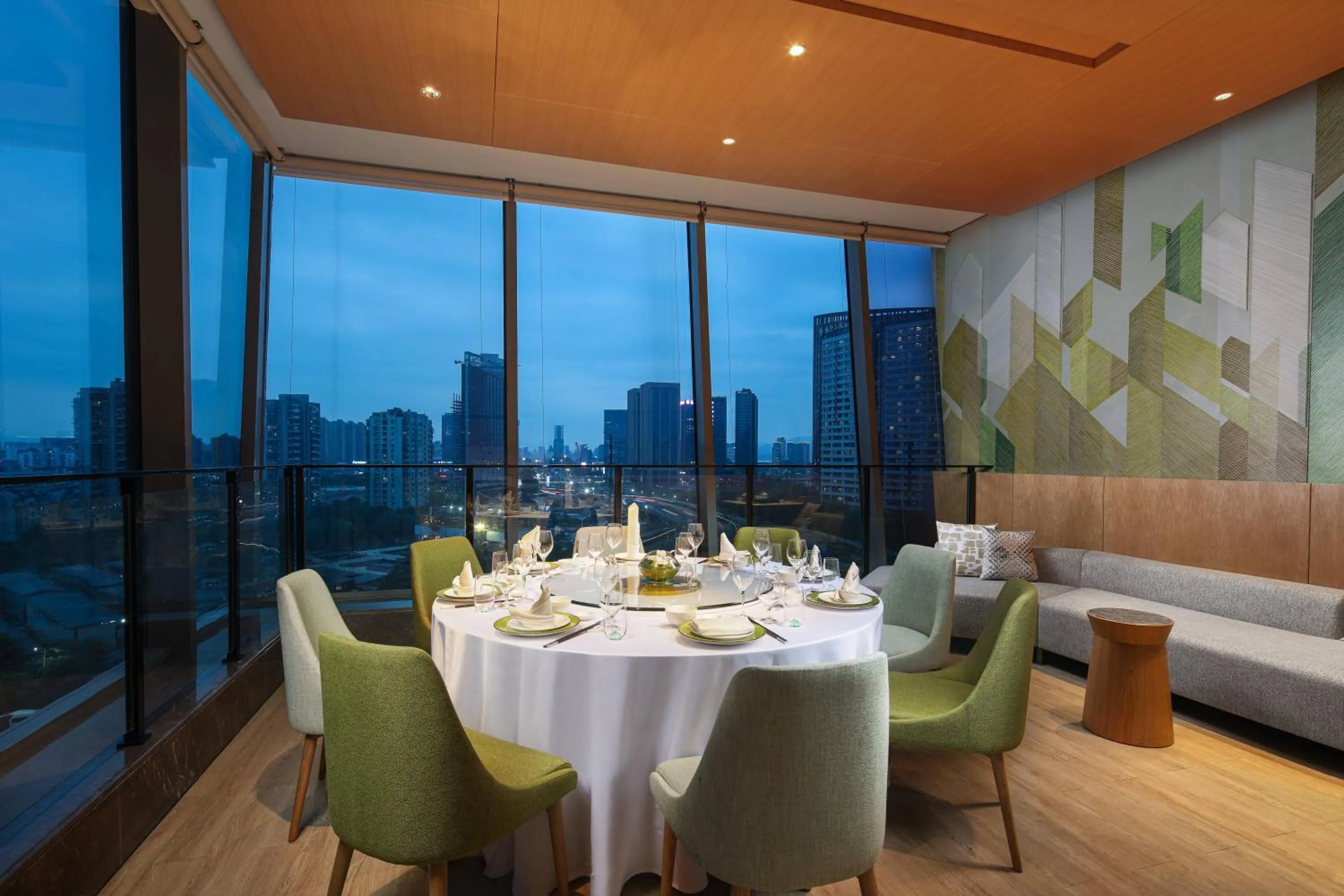 Restaurant/places to eat in Holiday Inn Hangzhou Binjiang