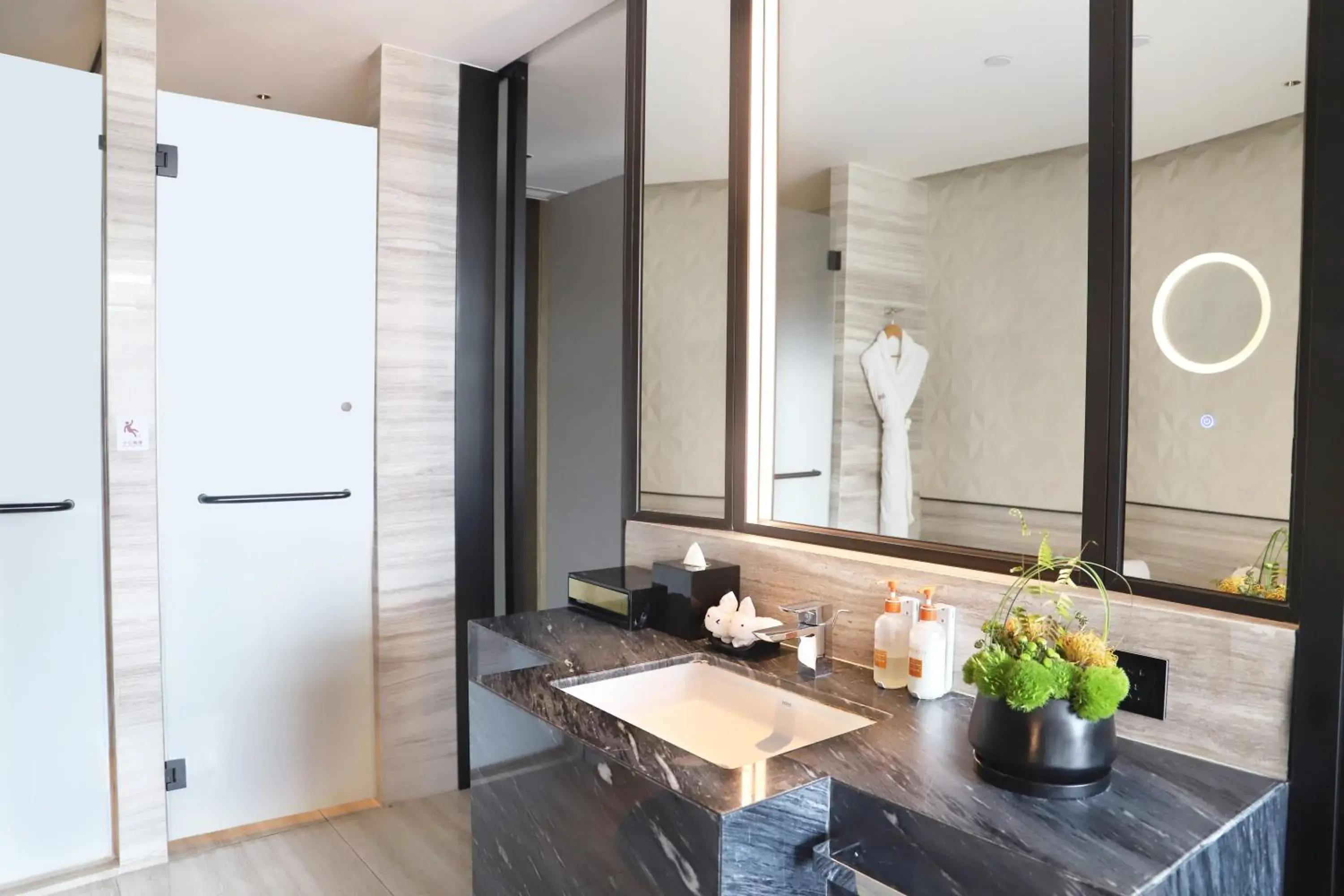 Standard Double Room with Two Double Beds in Crowne Plaza Wuzhen by IHG Standard Double Room with Two Double Beds in Crowne Plaza Wuzhen by IHG