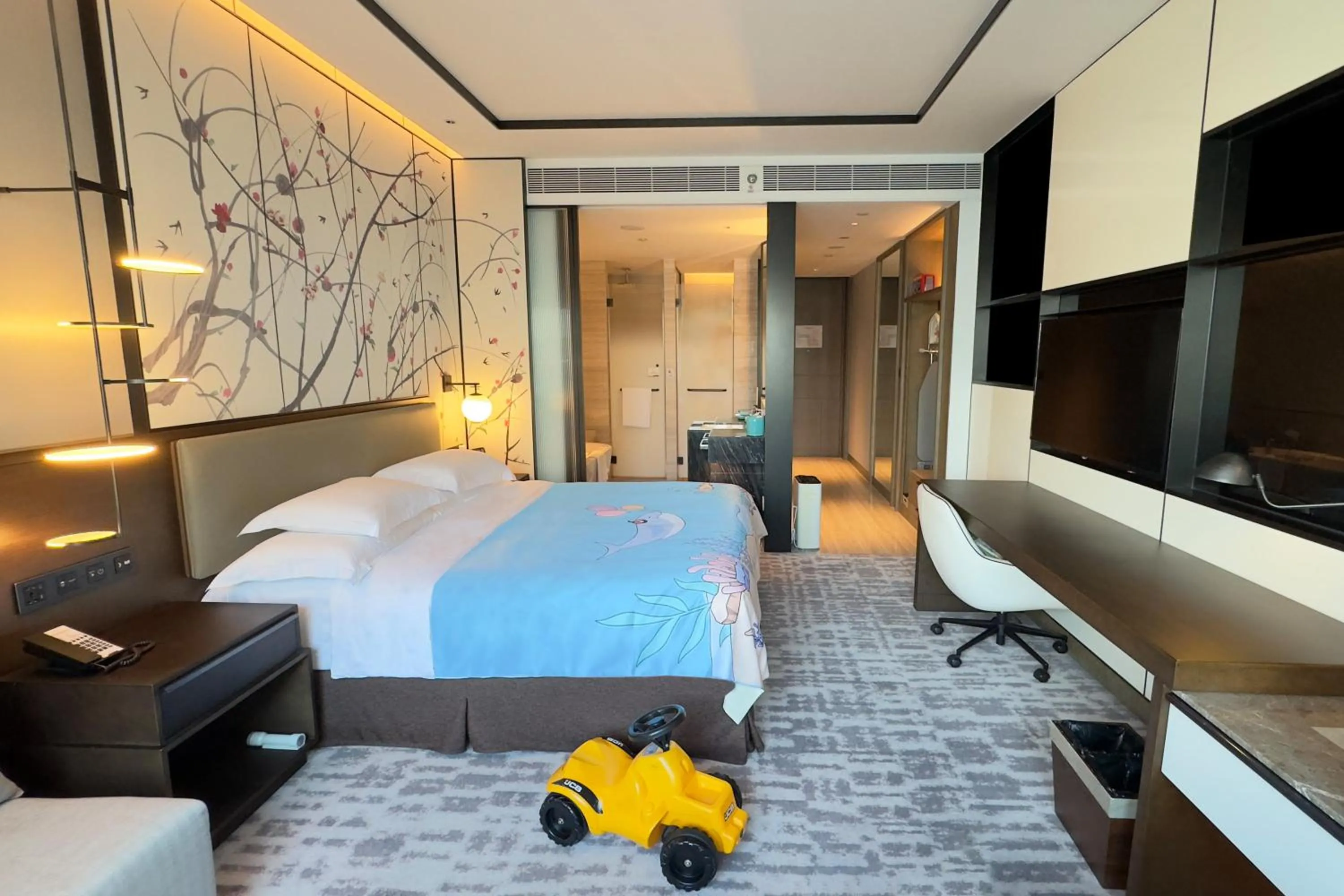 Photo of the whole room, Bed in Crowne Plaza Wuzhen by IHG