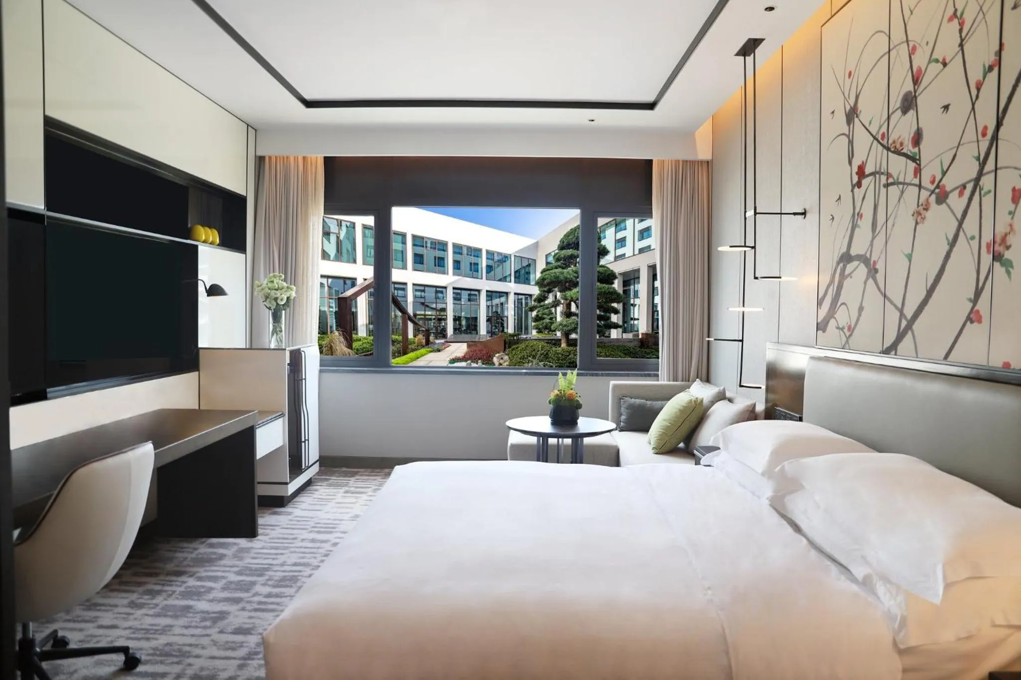 Photo of the whole room, Bed in Crowne Plaza Wuzhen by IHG