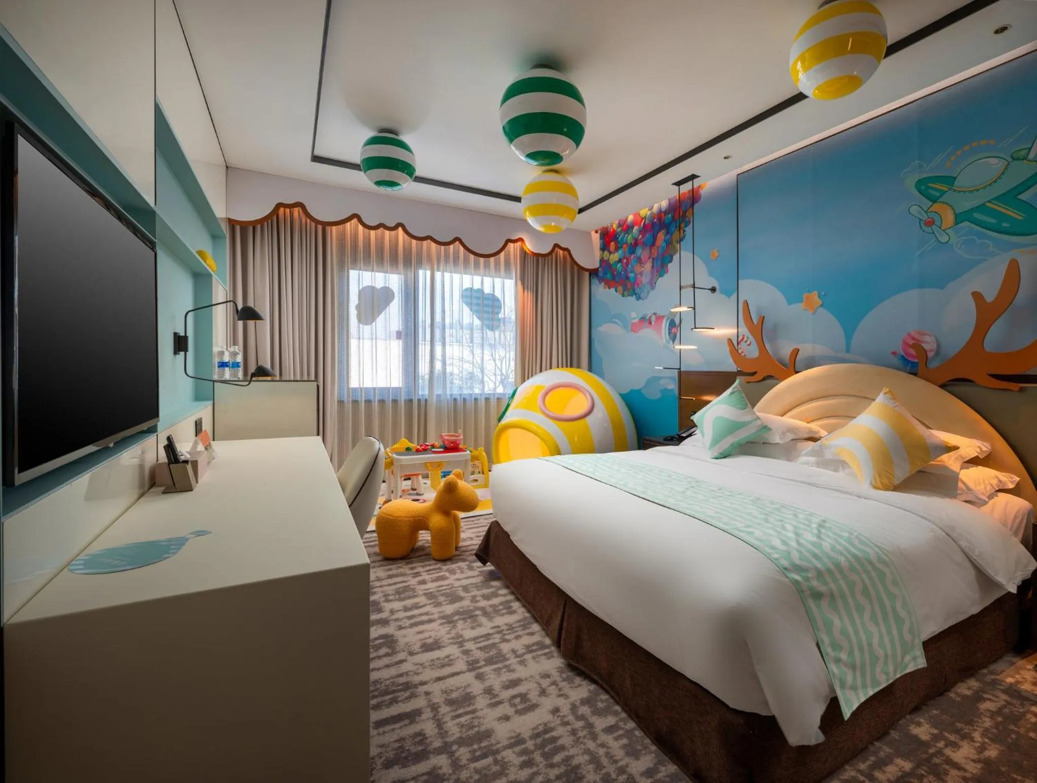 Photo of the whole room, Bed in Crowne Plaza Wuzhen by IHG