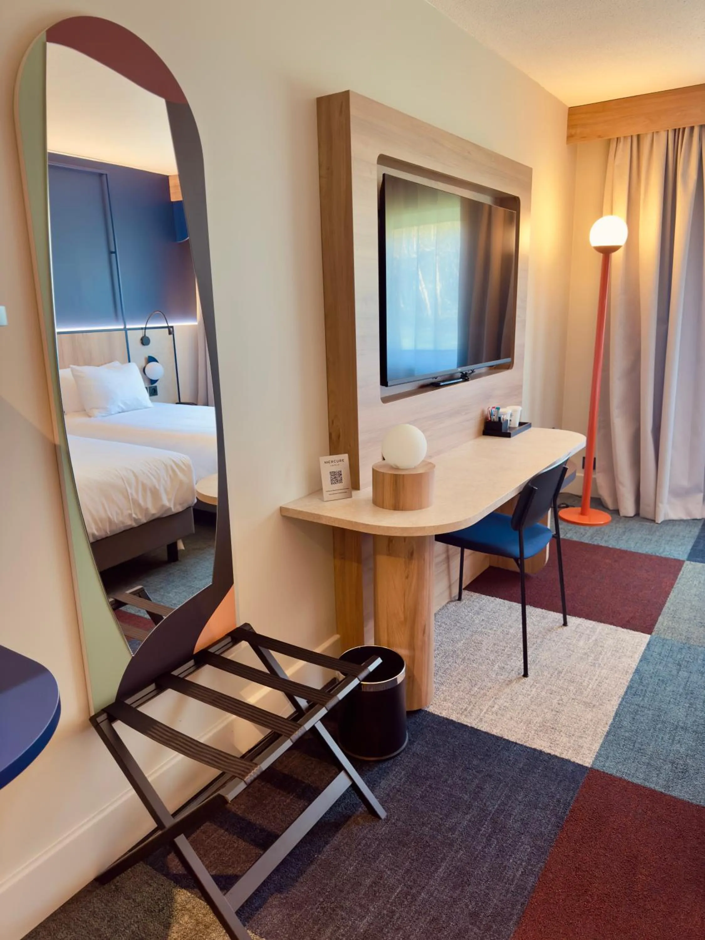 TV and multimedia, Bed in Mercure Rouen Val de Reuil