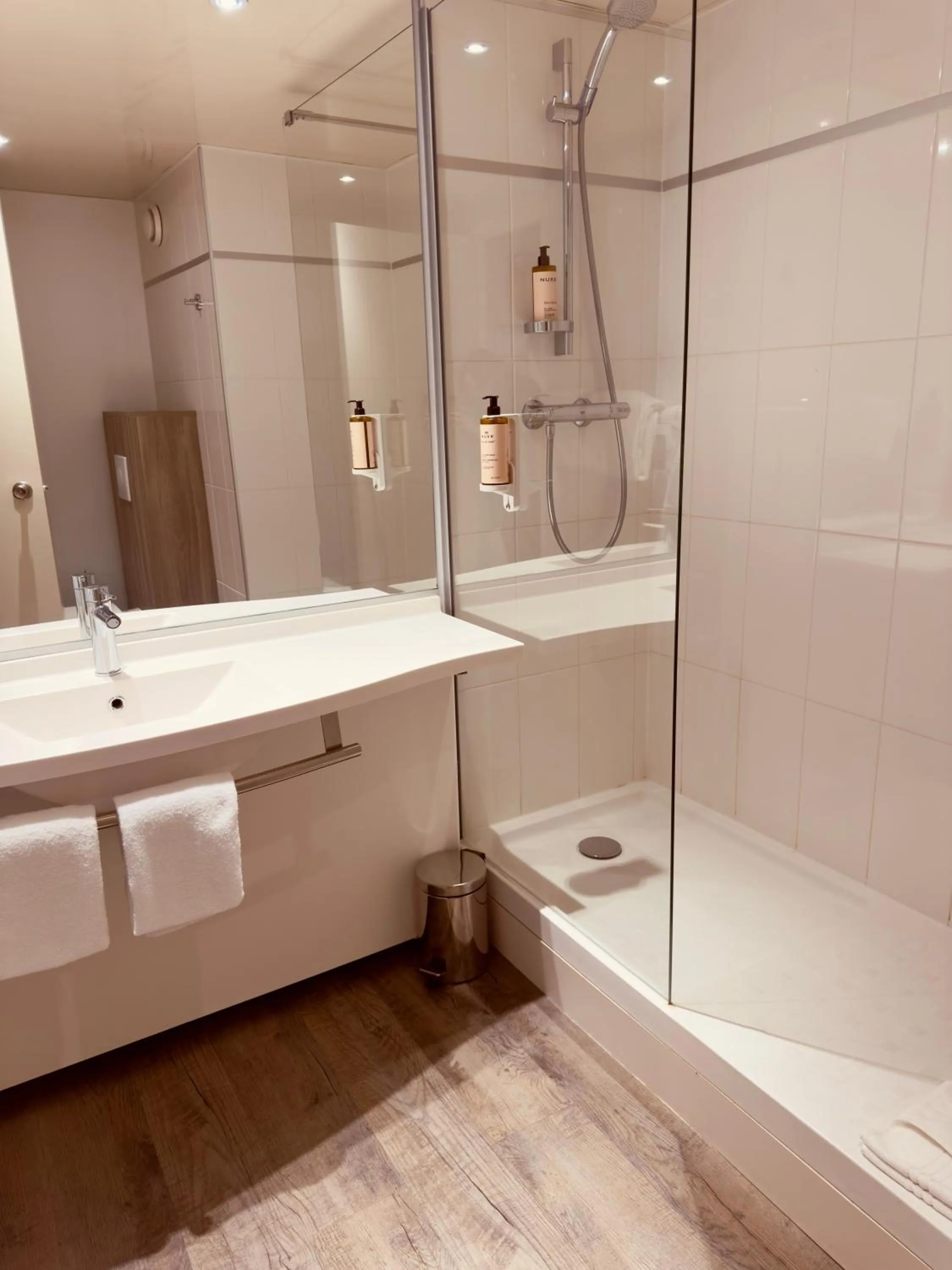 Shower in Mercure Rouen Val de Reuil