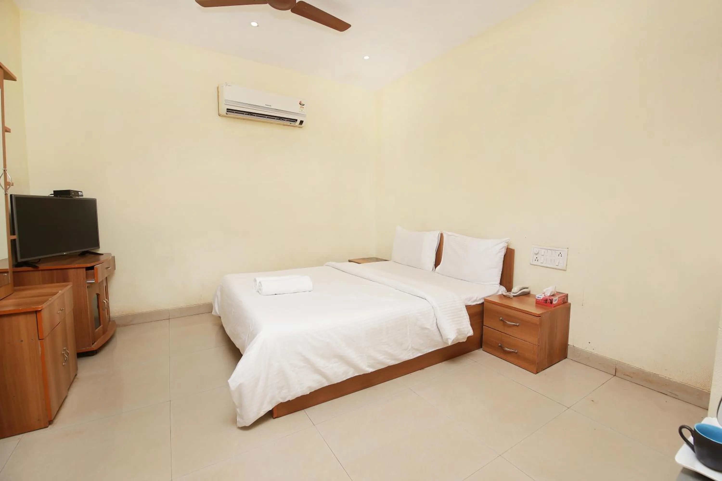 Bedroom, Bed in Westend Hotel