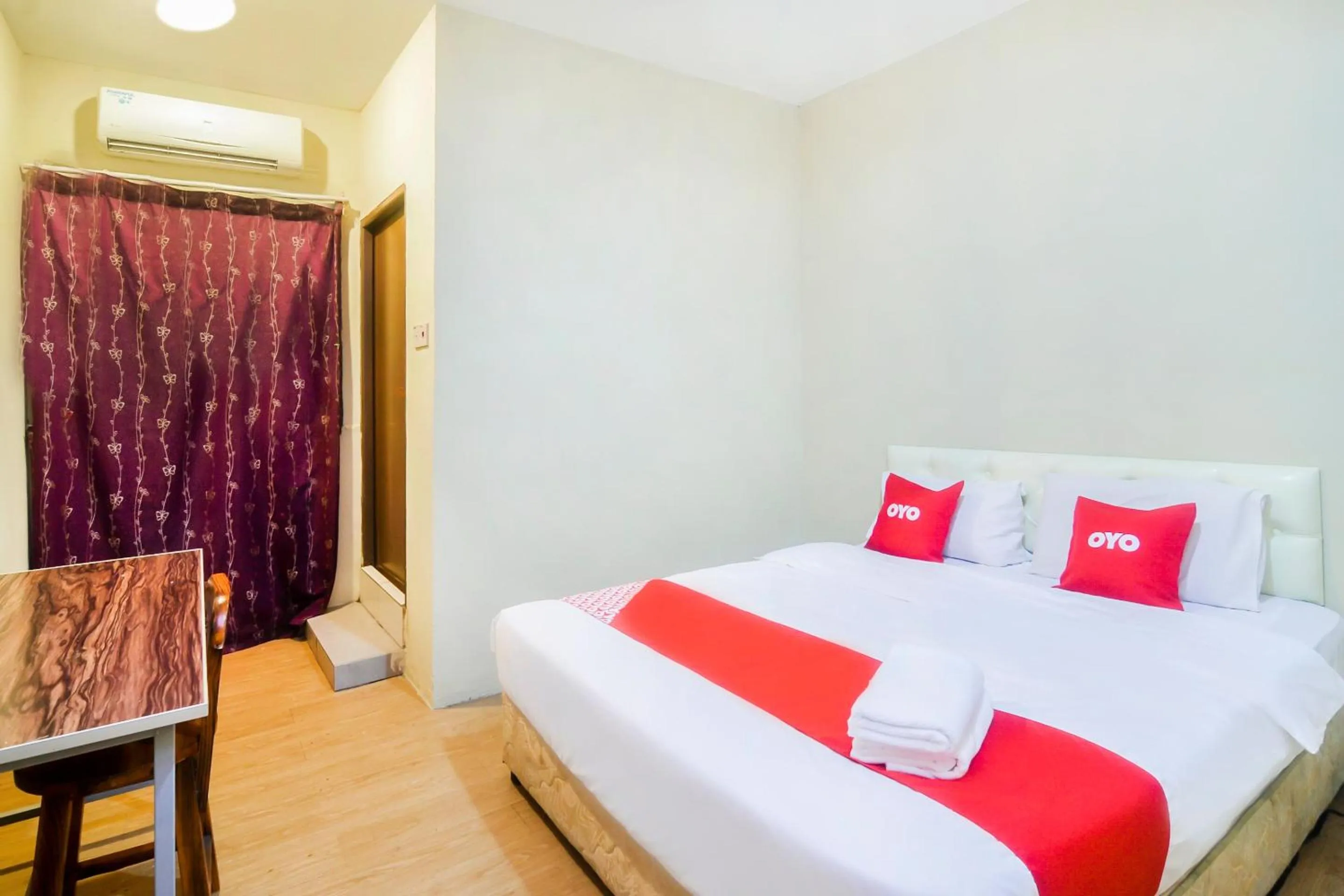 Bedroom in OYO 44017 L & C Premium Stay