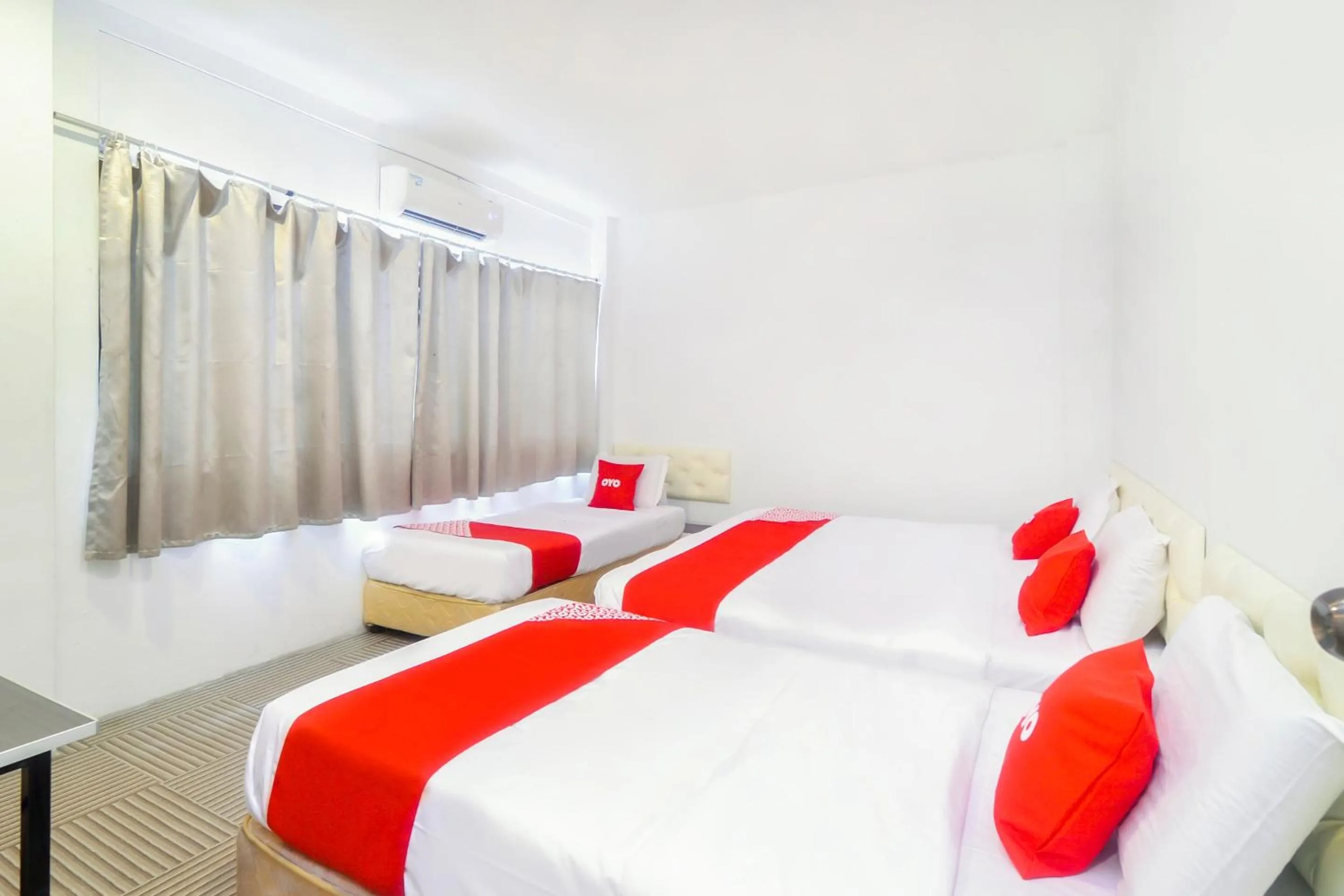 Bedroom in OYO 44017 L & C Premium Stay