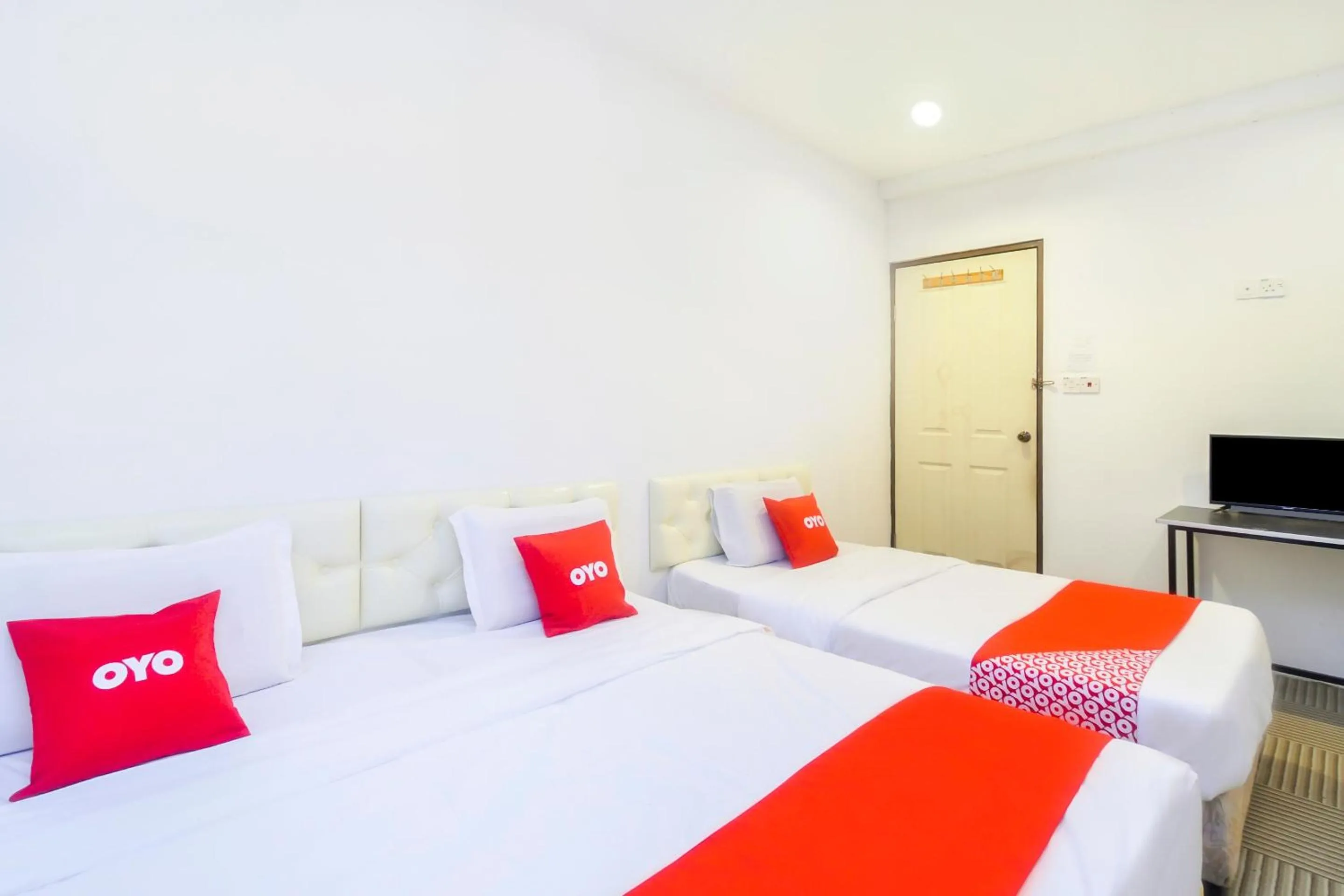 Bedroom in OYO 44017 L & C Premium Stay