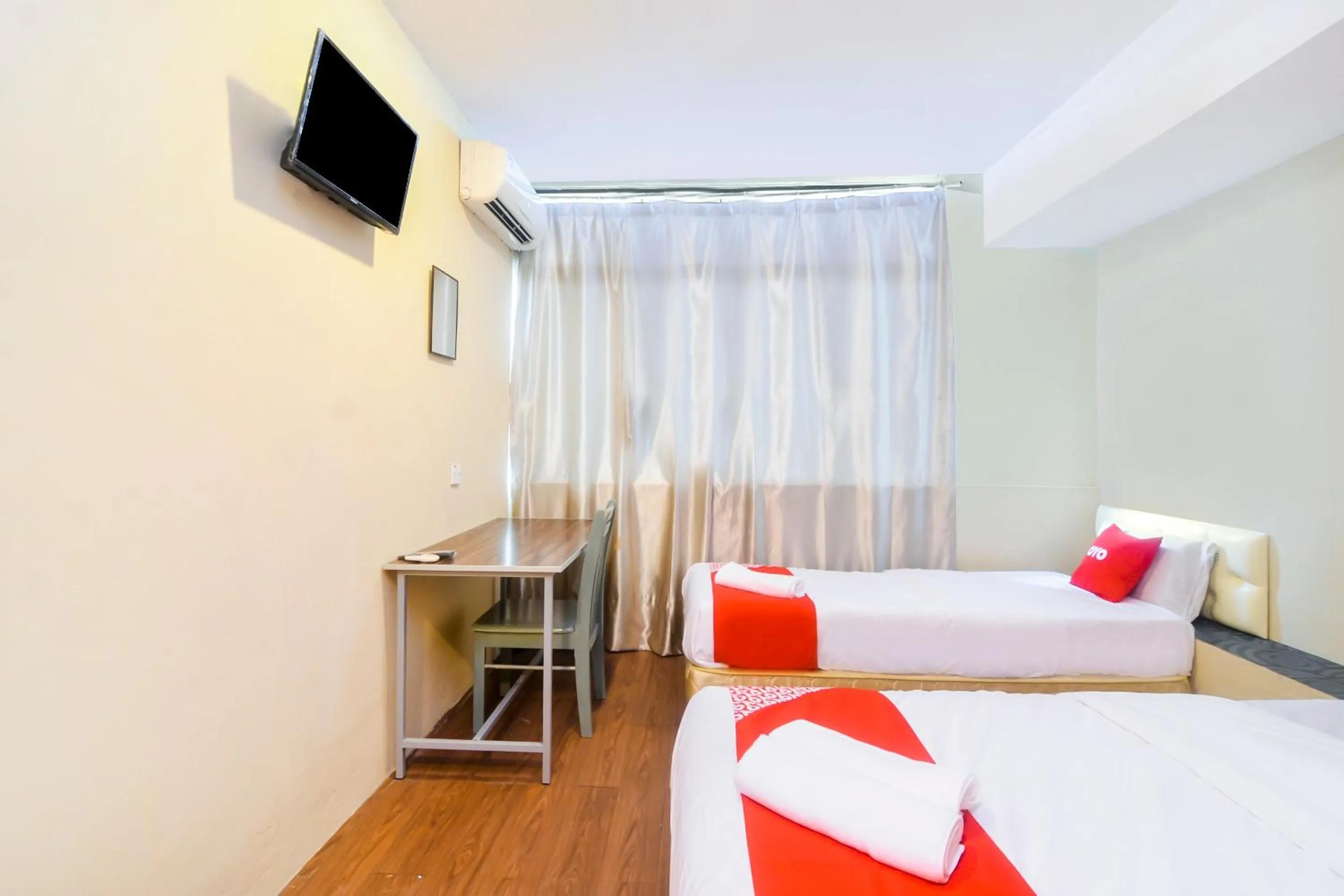 Bedroom in OYO 44017 L & C Premium Stay